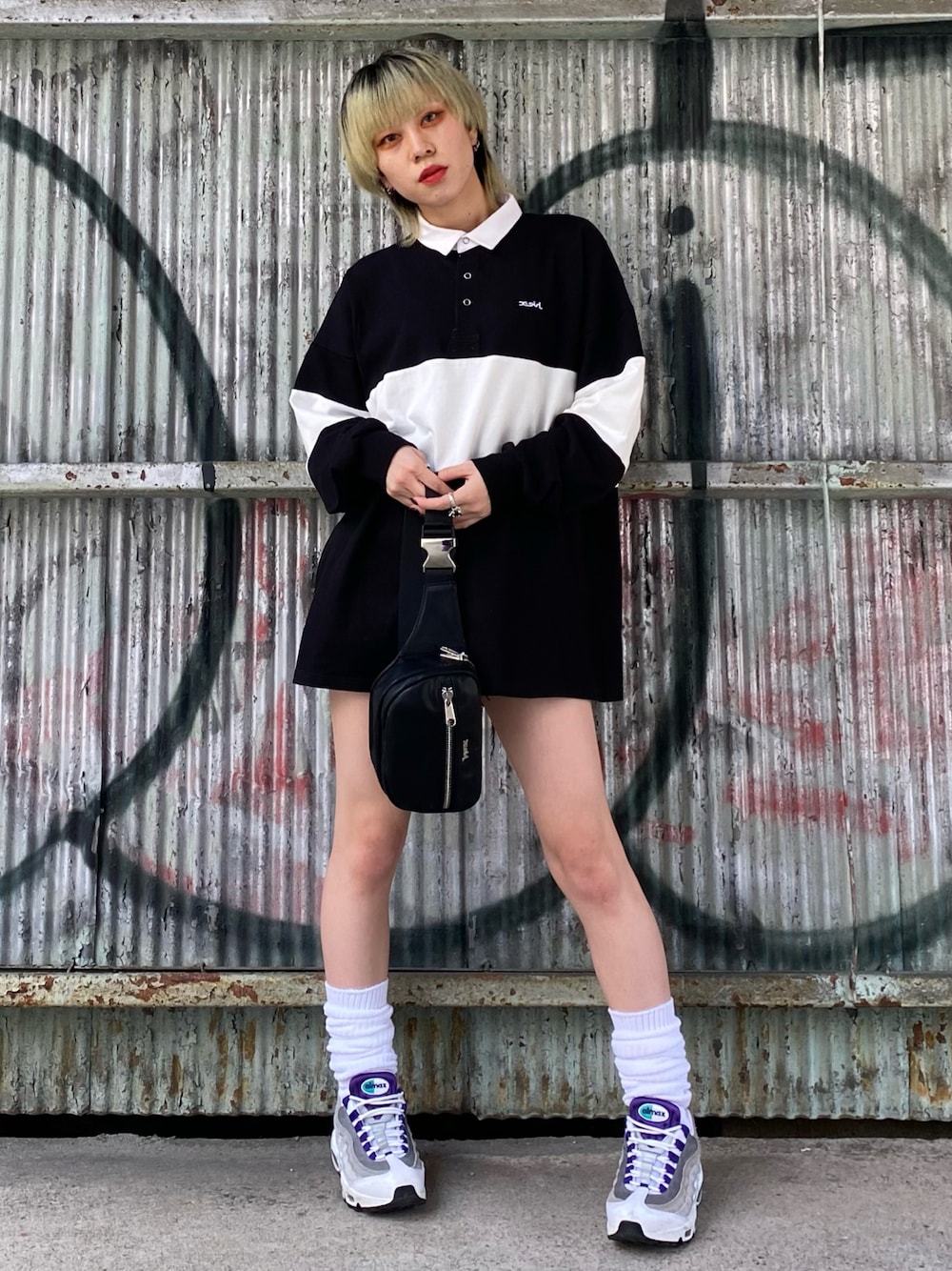 「x-girl、xgirl、ラグビーシャツ、ラグランTシャツ、ビッグシルエット、ルーズソックス、レザーバッグ、ストリート、airmax95、メンズライク、オーバーサイズ」｜「X-girlのRELAX RUGBY SHIRT（Tシャツ/カットソー、ブラック系）」を使った、早川 弥吹さん（レディース・158cm）の秋コーディネートの1枚目の写真
