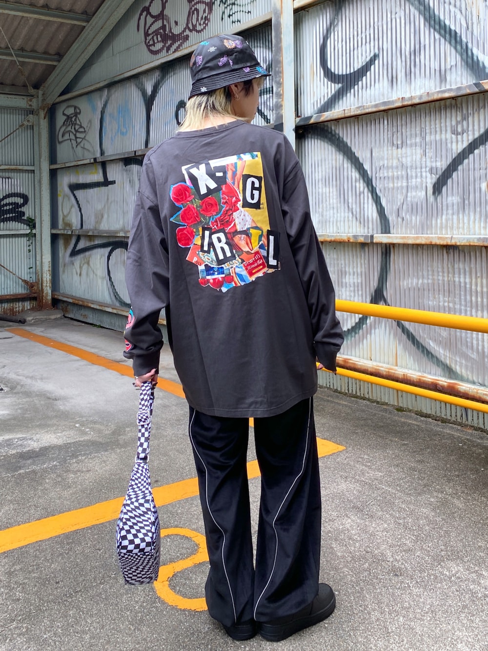 「秋服、x-girl、xgirl、ベロア、バケットハット、オールブラック、ワントーンコーデ、ストリート、バッグプリント」｜「X-girlのCHINESE JACQUARD METRO HAT（ハット、その他）」を使った、早川 弥吹さん（レディース・158cm）の秋コーディネートの1枚目の写真