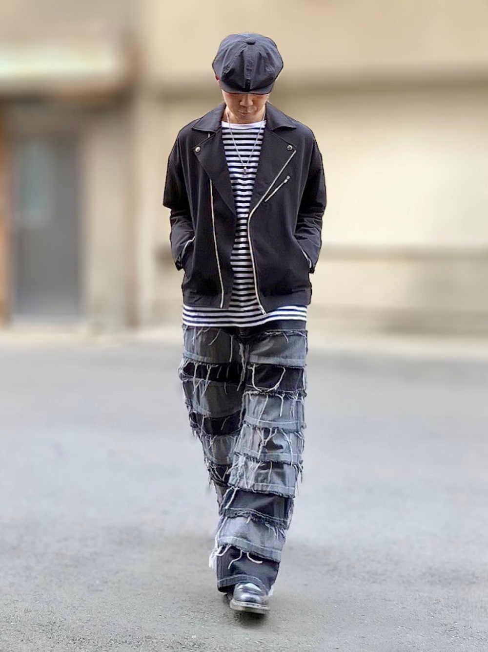 ブラック系のライダースジャケット、その他のTシャツ/カットソー、ブラック系のデニムパンツを着用したメンズの春コーディネートの1枚目の写真