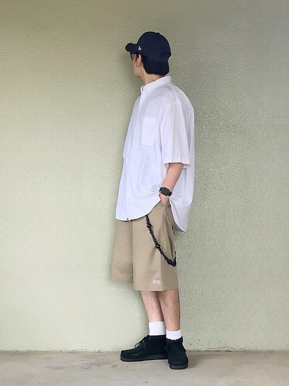 ブラック系のモカシン/デッキシューズを着用したメンズの夏コーディネートの1枚目の写真