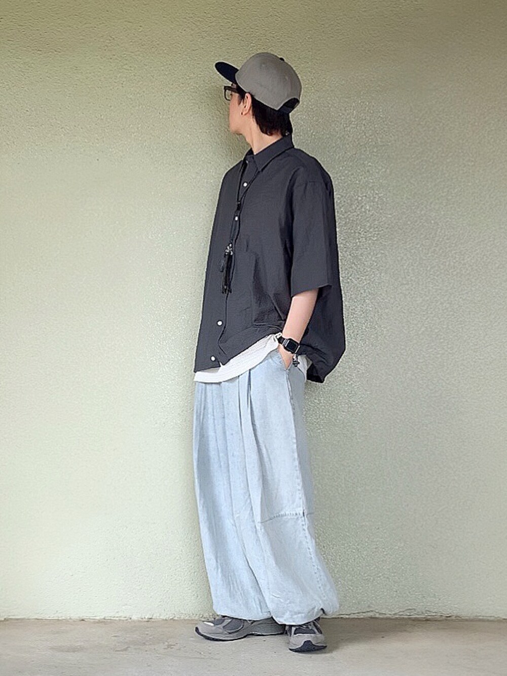 グレー系のスニーカー、グレー系のシャツ/ブラウスを着用したメンズの夏コーディネートの1枚目の写真