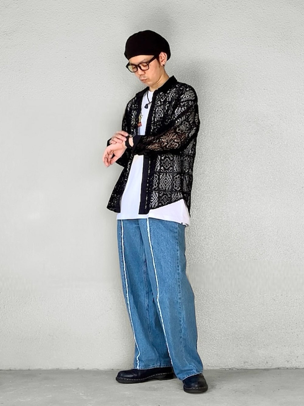「ベレー帽、ニット帽、メガネ男子、シャツスタイル、シャツ、レース、ワイドデニム、デニム、デニムパンツ、革靴、きれいめカジュアル、秋コーデ、秋服まるっと大公開、シンプルコーデ、シンプル」｜「CIAOのciao レースシアーシャツ（シャツ/ブラウス、ブラック系）」を使った、サマルさん（メンズ・175cm）の秋コーディネートの1枚目の写真