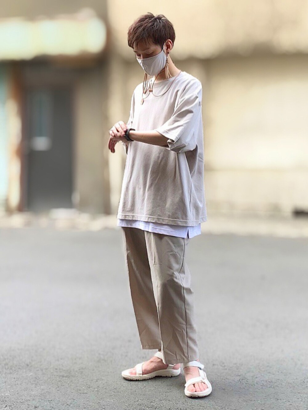 ホワイト系のサンダル、グレー系のTシャツ/カットソー、ホワイト系のタンクトップを着用したメンズの夏コーディネートの1枚目の写真