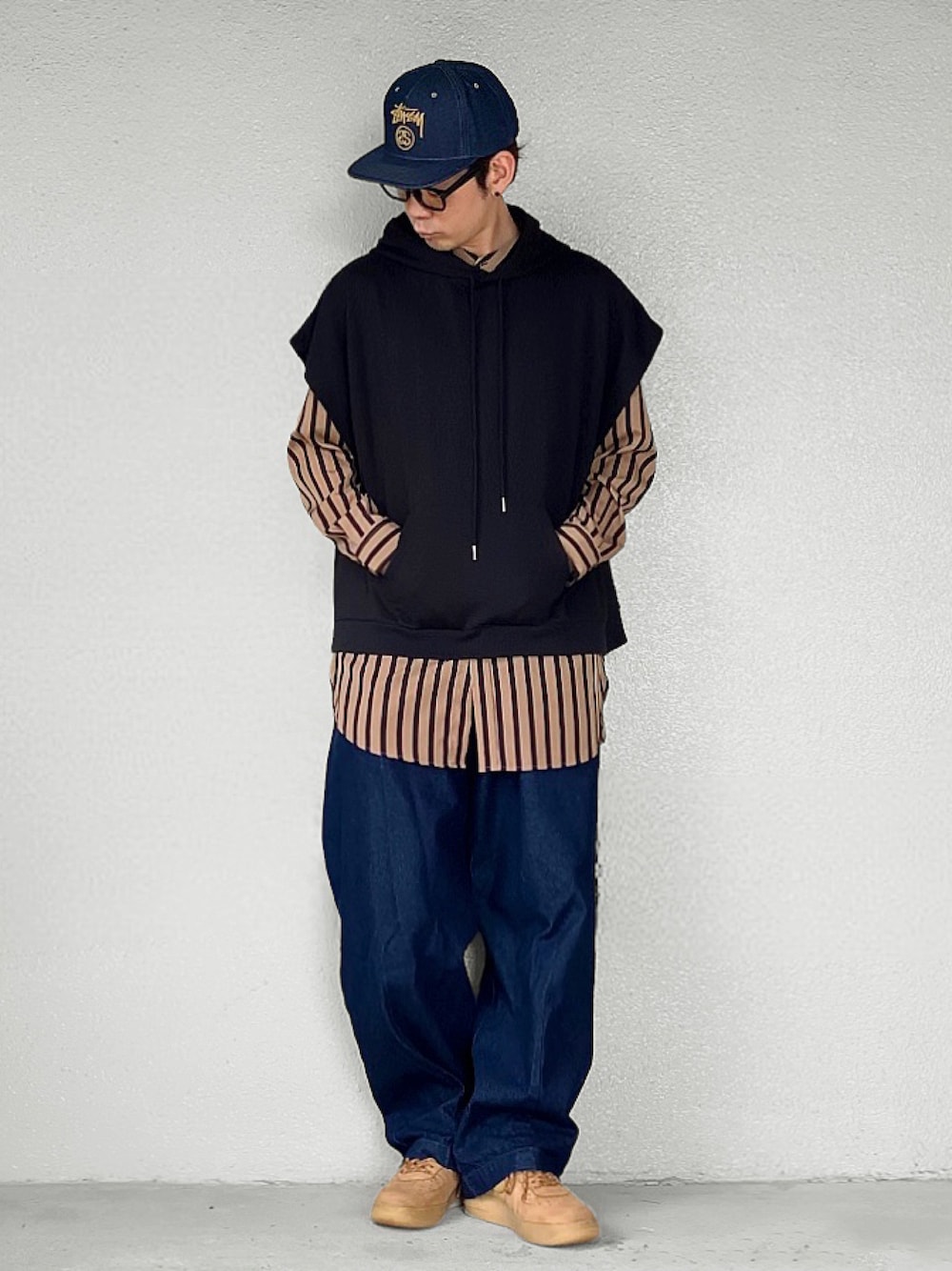 ブラック系のTシャツ/カットソー、ベージュ系のシャツ/ブラウス、ブルー系のデニムパンツを着用したメンズの春コーディネートの1枚目の写真