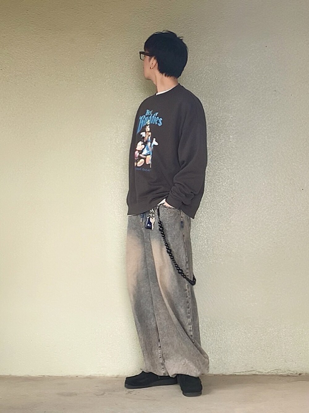 ブラック系のモカシン/デッキシューズを着用したメンズの春コーディネートの1枚目の写真