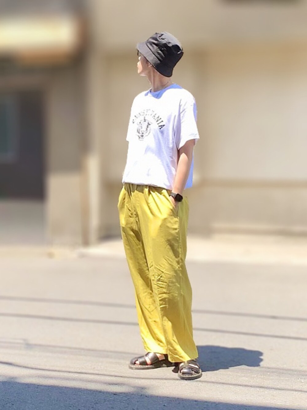 ホワイト系のTシャツ/カットソー、イエロー系のその他パンツ、ブラック系のサンダルを着用したメンズの夏コーディネートの1枚目の写真