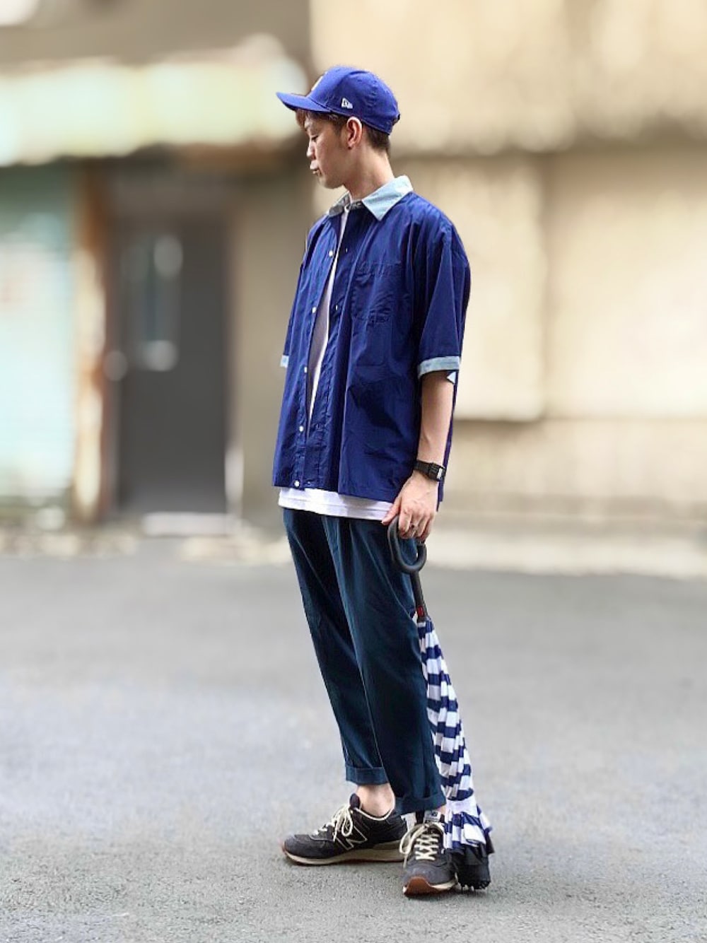 ブルー系のシャツ/ブラウス、ホワイト系のTシャツ/カットソー、ブルー系のその他パンツを着用したメンズの夏コーディネートの1枚目の写真