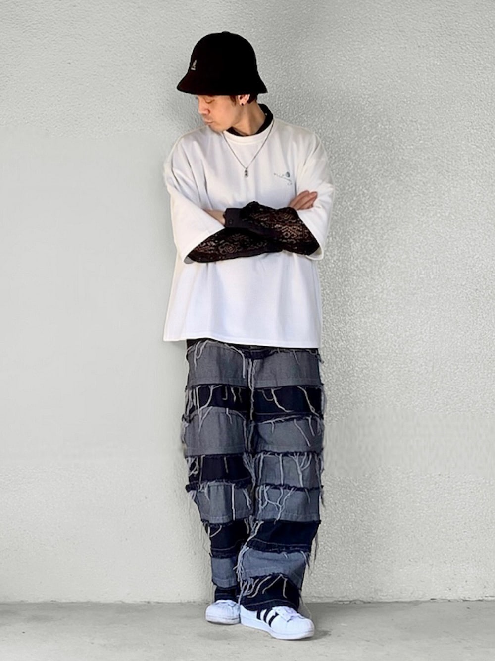 「お出かけコーデ日記、ストリート、バケットハット、ビッグシルエット、ビッグT、Tシャツ、レイヤードスタイル、ダメージデニムパンツ、デニム、スニーカー、モノトーン、ネックレス、カジュアル、春夏コーデ、初夏コーデ」｜「KANGOLのカンゴール ハット BERMUDA CASUAL KANGOL（ハット、ブラック系）」を使った、サマルさん（メンズ・175cm）の春コーディネートの1枚目の写真