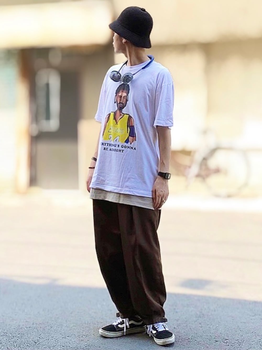 ホワイト系のTシャツ/カットソー、ブラウン系のその他パンツ、ブラック系のスニーカーを着用したメンズの夏コーディネートの1枚目の写真