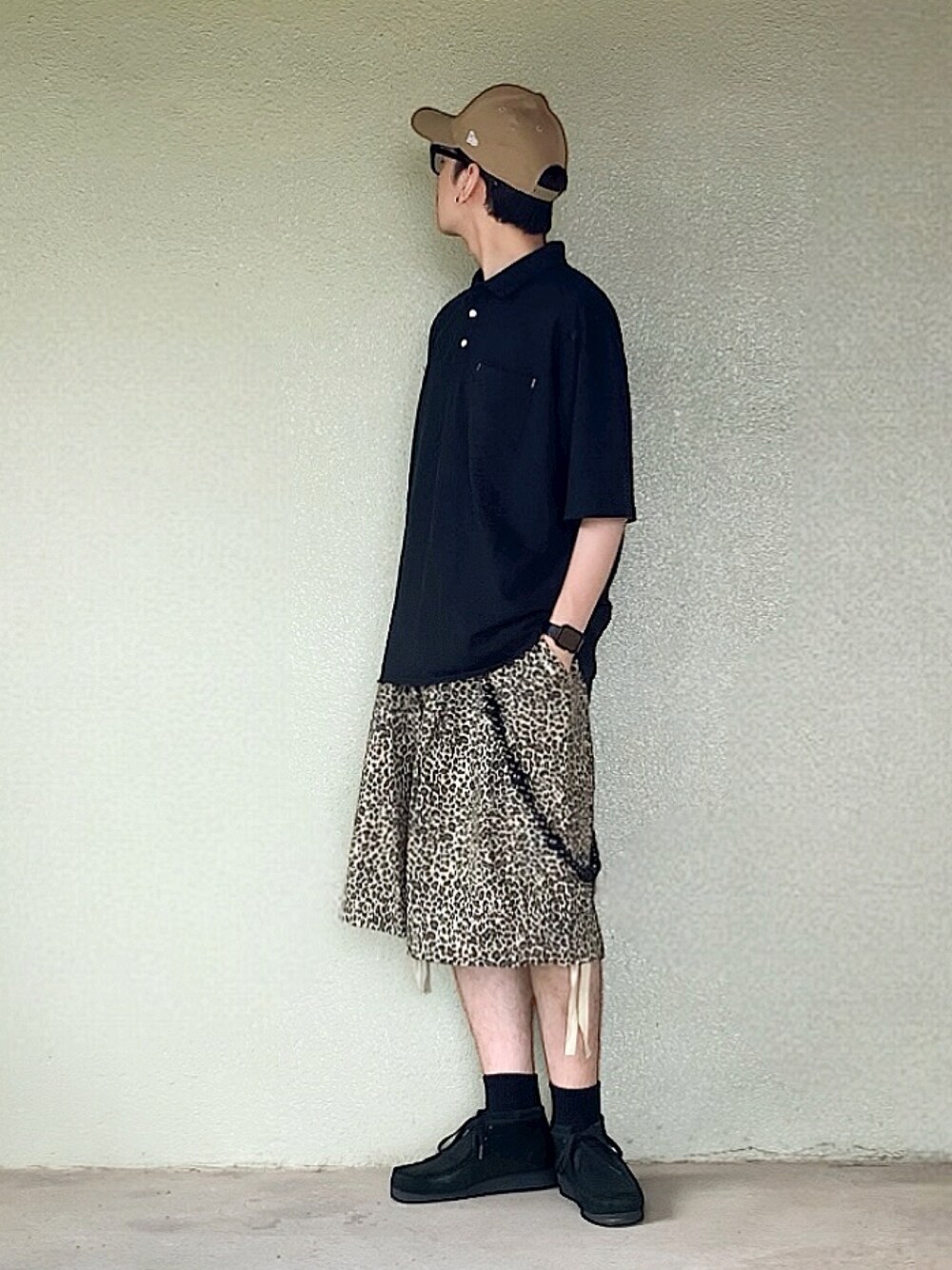 ブラック系のモカシン/デッキシューズを着用したメンズの夏コーディネートの1枚目の写真