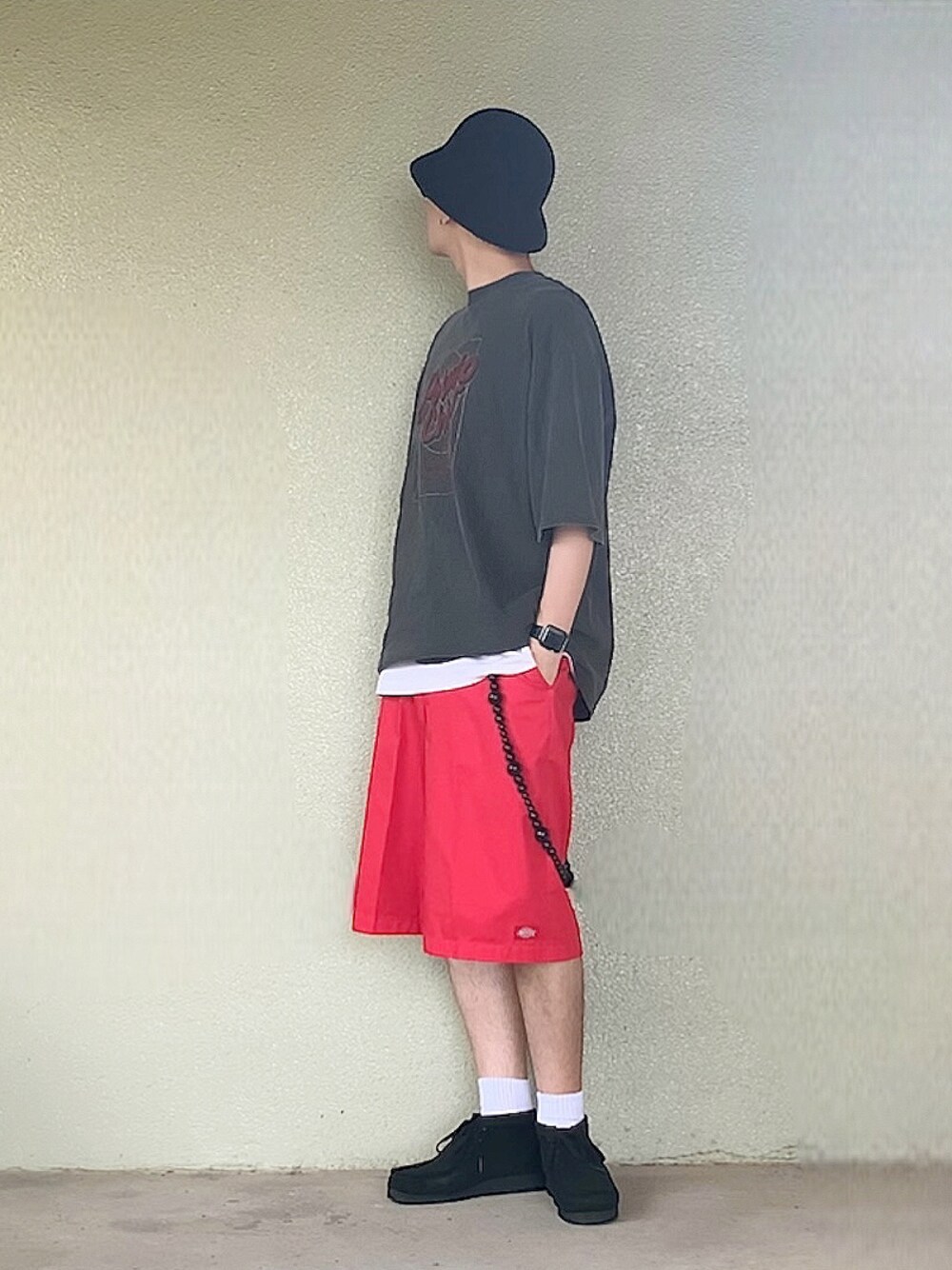 ブラック系のモカシン/デッキシューズを着用したメンズの夏コーディネートの1枚目の写真