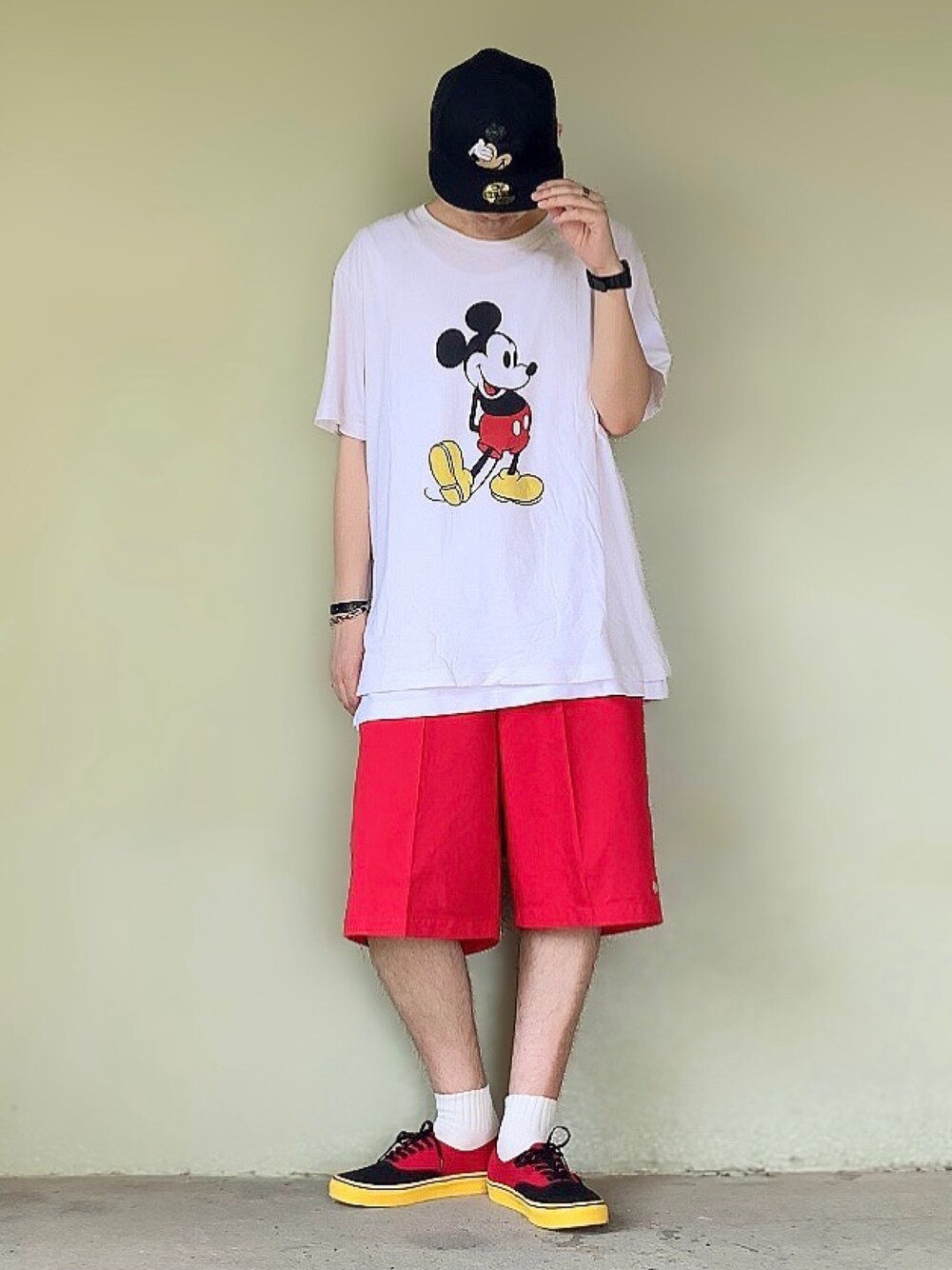 ホワイト系のTシャツ/カットソー、ブラック系のスニーカー、レッド系のその他パンツを着用したメンズの夏コーディネートの1枚目の写真