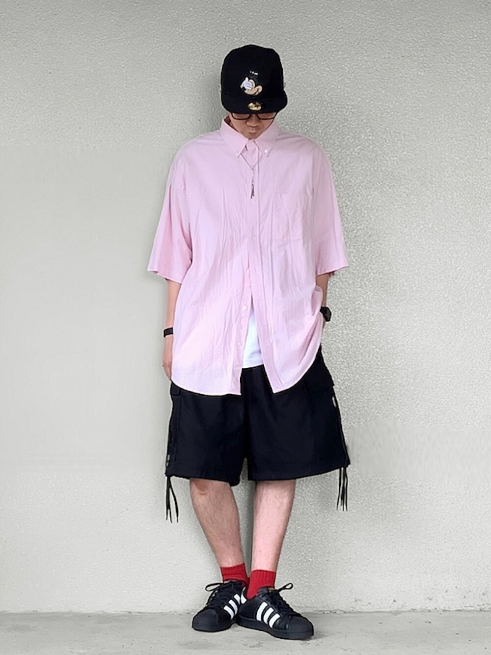 ピンク系のシャツ/ブラウス、ブラック系のスニーカー、ブラック系のキャップを着用したメンズの夏コーディネートの1枚目の写真
