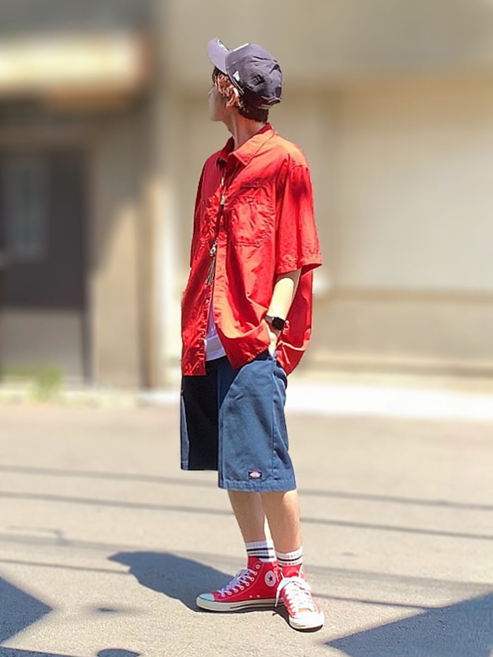 レッド系のシャツ/ブラウス、ブルー系のパンツ、レッド系のスニーカーを着用したメンズの夏コーディネートの1枚目の写真