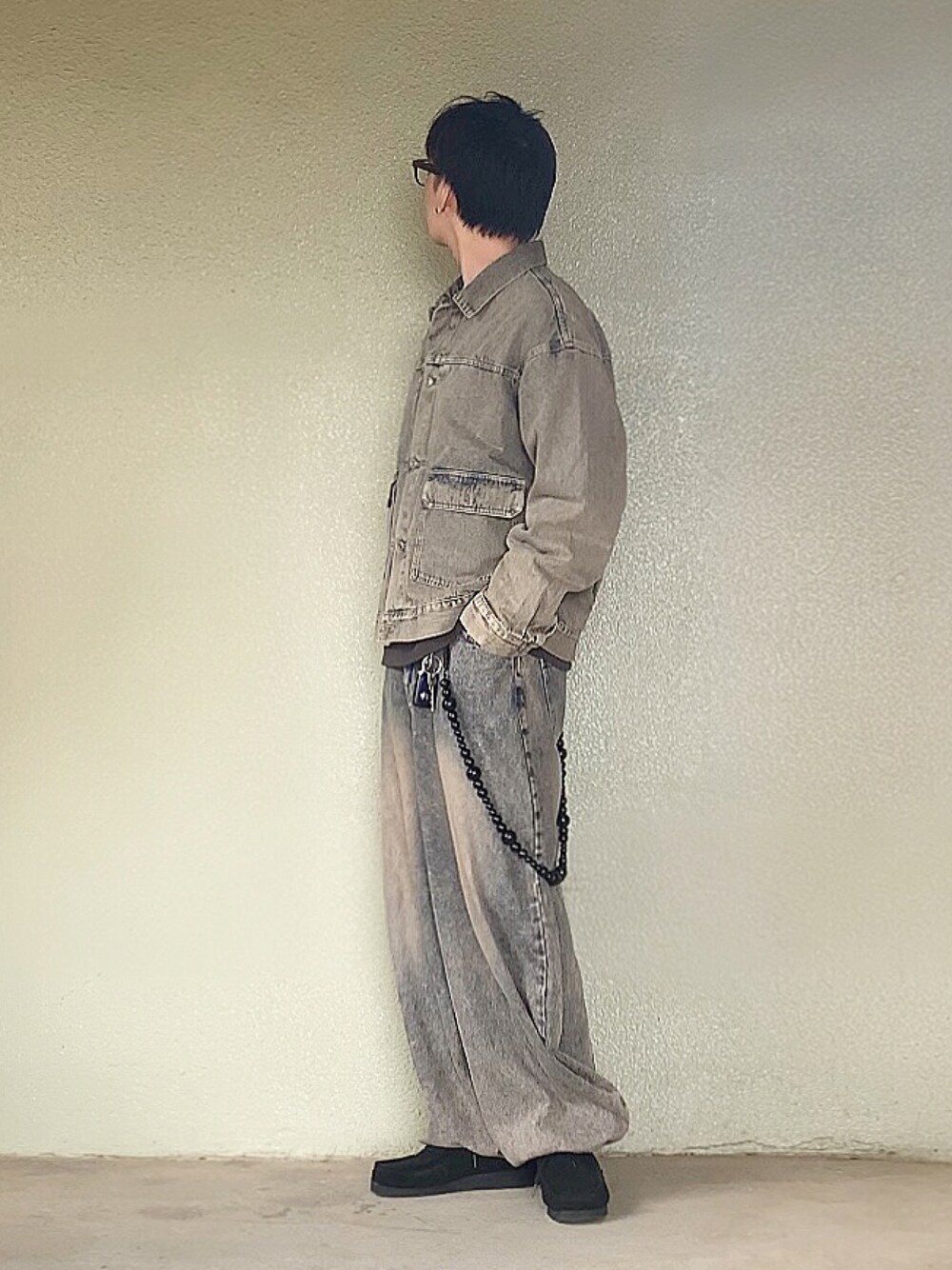 ブラック系のモカシン/デッキシューズを着用したメンズの春コーディネートの1枚目の写真