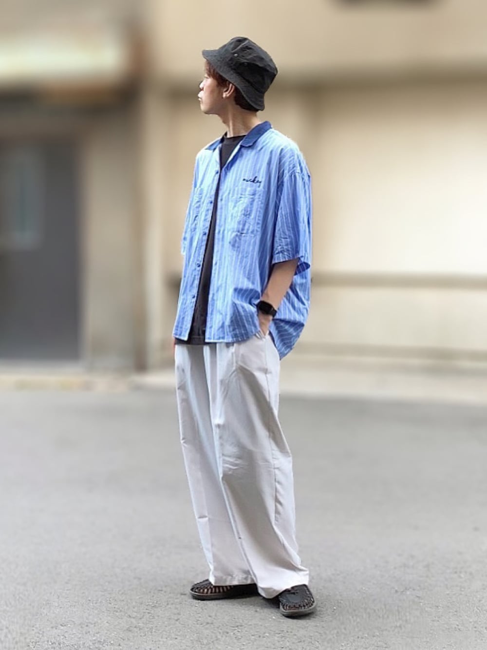 その他のシャツ/ブラウス、ブラック系のTシャツ/カットソー、ブラック系のサンダルを着用したメンズの夏コーディネートの1枚目の写真