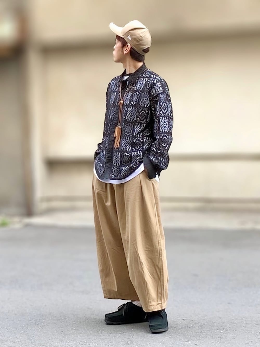 「キャップ、シャツスタイル、シャツ、レース、シアーシャツ、ワイドパンツ、バルーンパンツ、革靴、clarks、きれいめカジュアル、春コーデ、シンプル」｜「NEW ERAのニューエラ キャップ スナップバック 9FORTY MLB NEW ERA（キャップ、ベージュ系）」を使った、サマルさん（メンズ・175cm）の春コーディネートの1枚目の写真