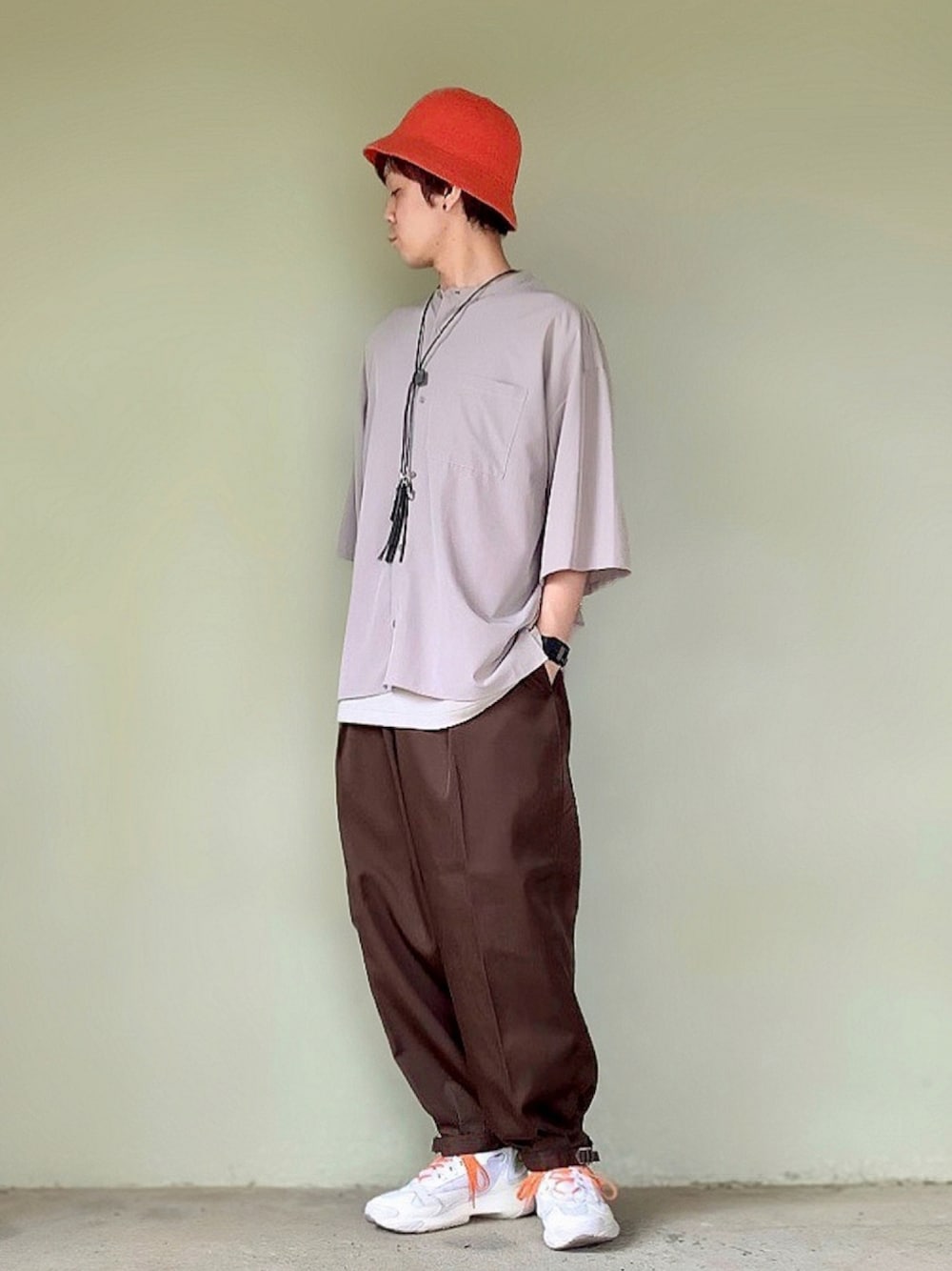 ベージュ系のシャツ/ブラウス、ホワイト系のTシャツ/カットソー、ブラウン系のその他パンツを着用したメンズの夏コーディネートの1枚目の写真