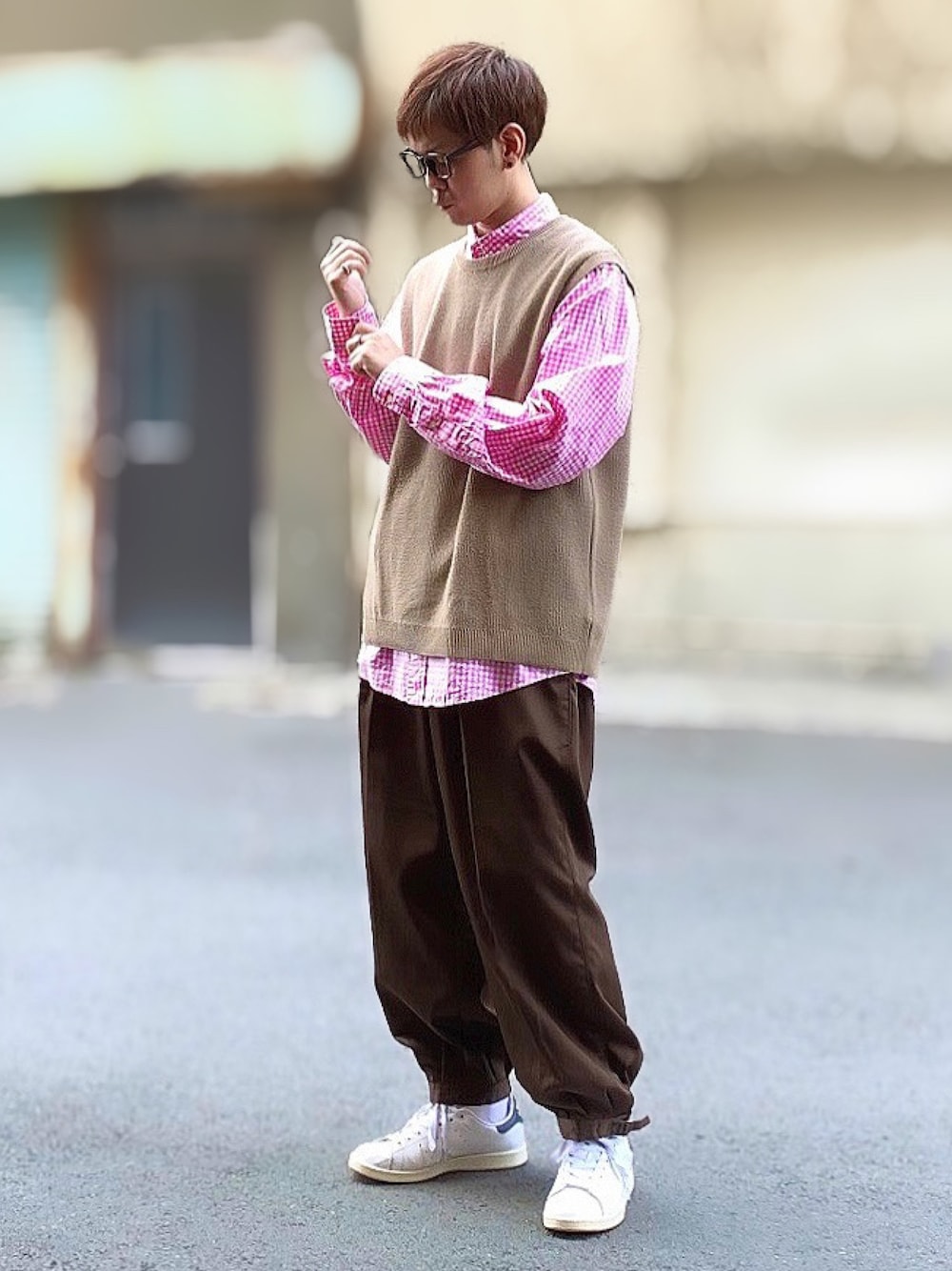 ピンク系のシャツ/ブラウス、ベージュ系のニット/セーター、ブラウン系のその他パンツを着用したメンズの秋コーディネートの1枚目の写真