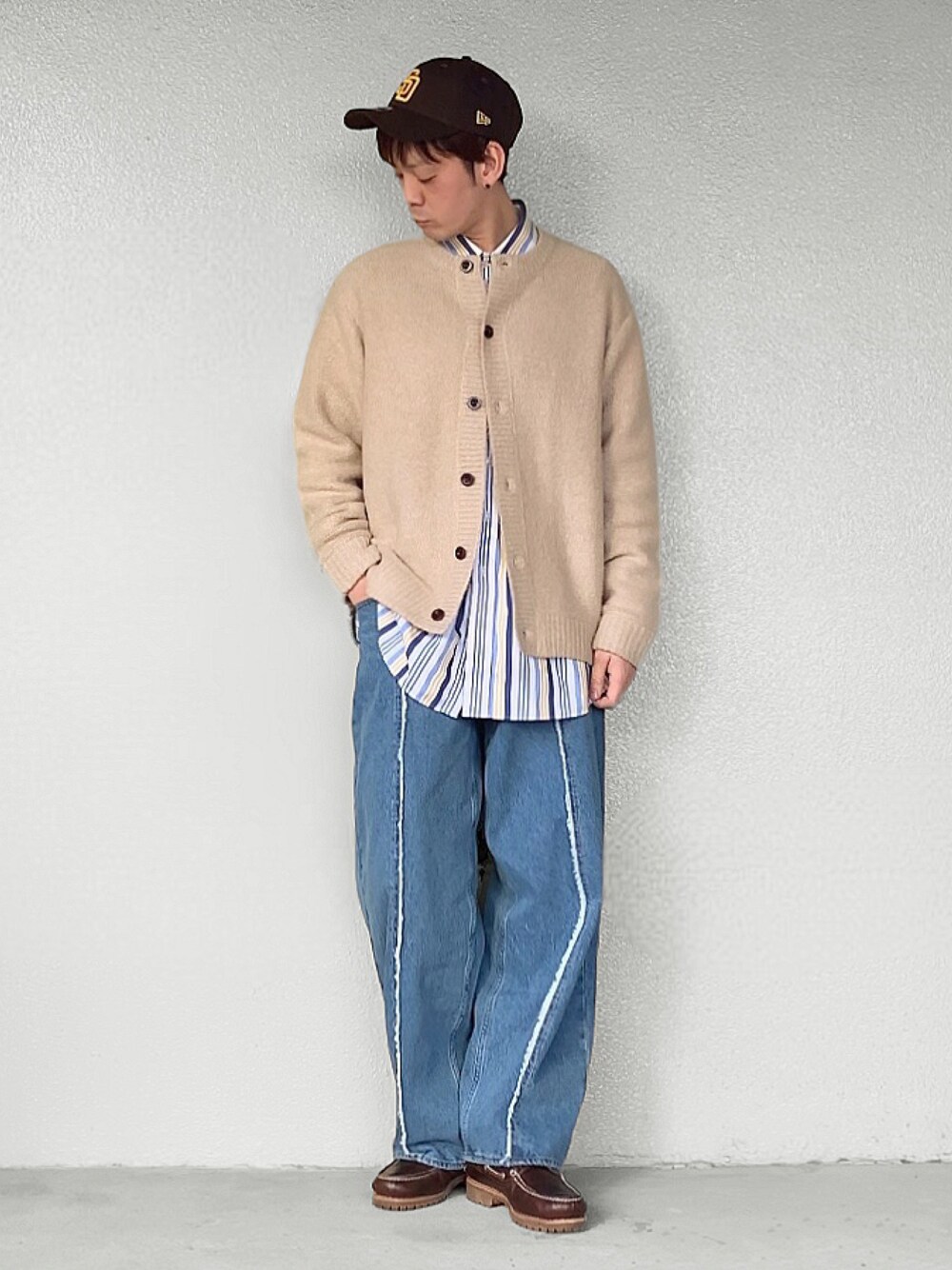 ホワイト系のシャツ/ブラウス、ベージュ系のカーディガン/ボレロ、ブルー系のデニムパンツを着用したメンズの冬コーディネートの1枚目の写真