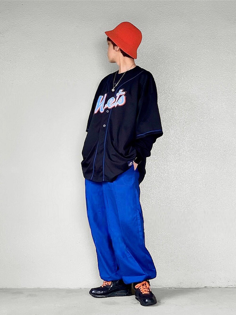 ブラック系のシャツ/ブラウス、ブルー系のその他パンツ、ブラック系のスニーカーを着用したメンズの春コーディネートの1枚目の写真