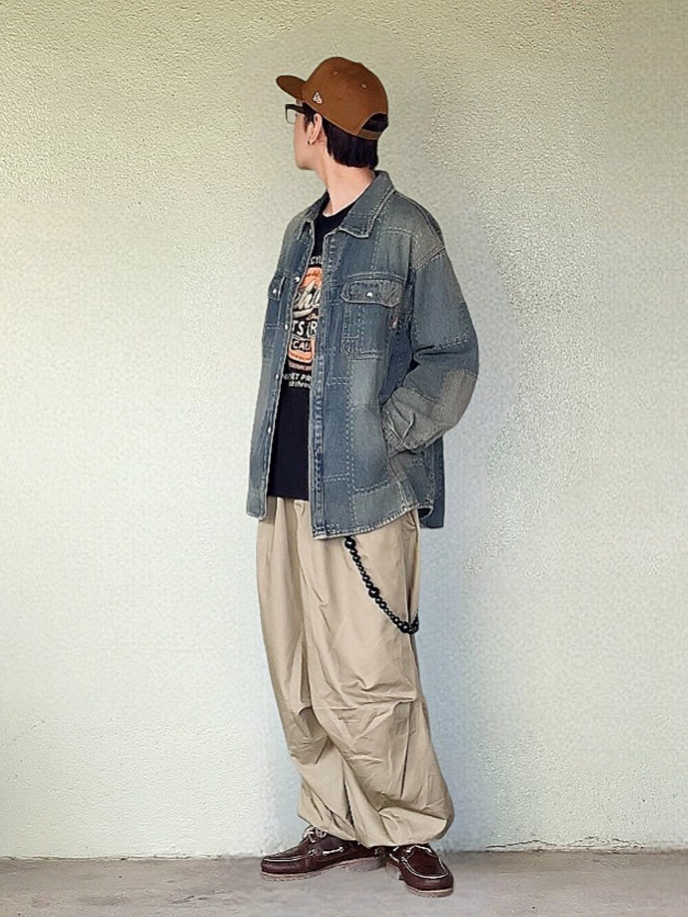 ブラック系のTシャツ/カットソーを着用したメンズの秋コーディネートの1枚目の写真