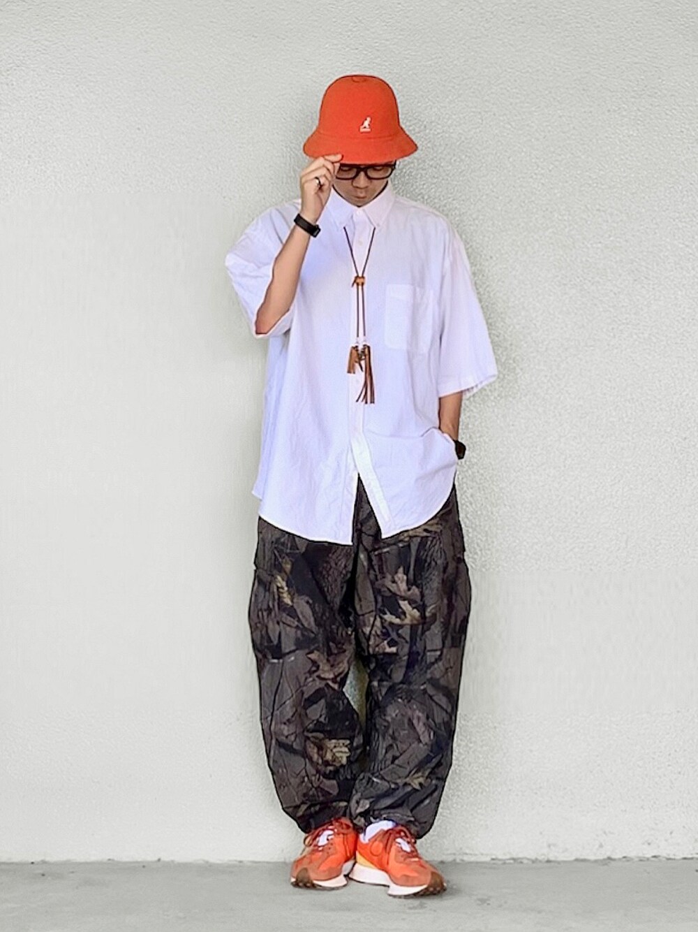 ホワイト系のシャツ/ブラウス、その他のカーゴパンツ、オレンジ系のスニーカーを着用したメンズの夏コーディネートの1枚目の写真