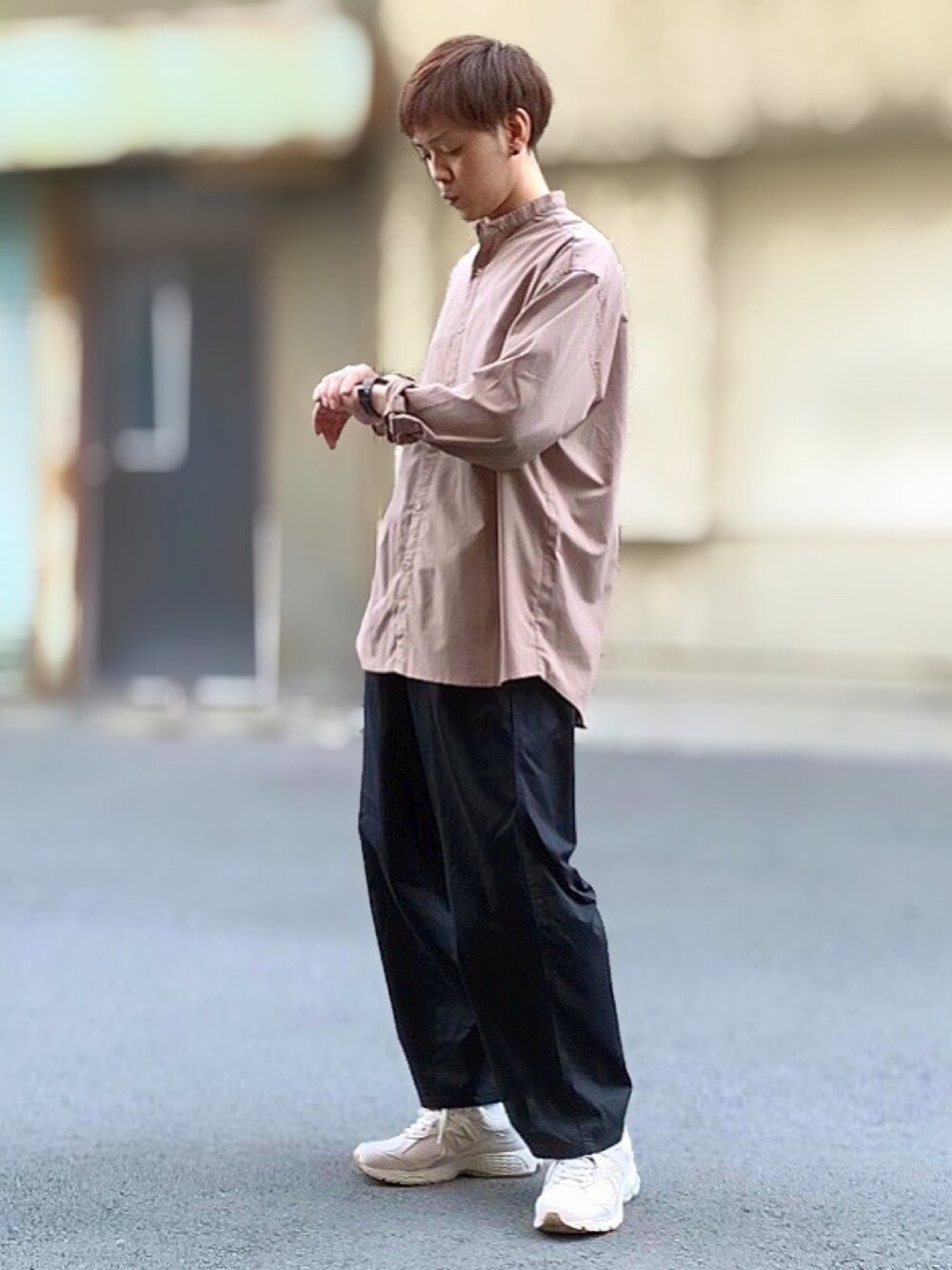 ベージュ系のシャツ/ブラウス、ブラック系のその他パンツ、ホワイト系のスニーカーを着用したメンズの秋コーディネートの1枚目の写真