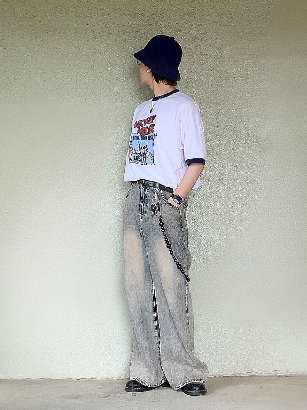 ホワイト系のTシャツ/カットソーを着用したメンズの夏コーディネートの1枚目の写真