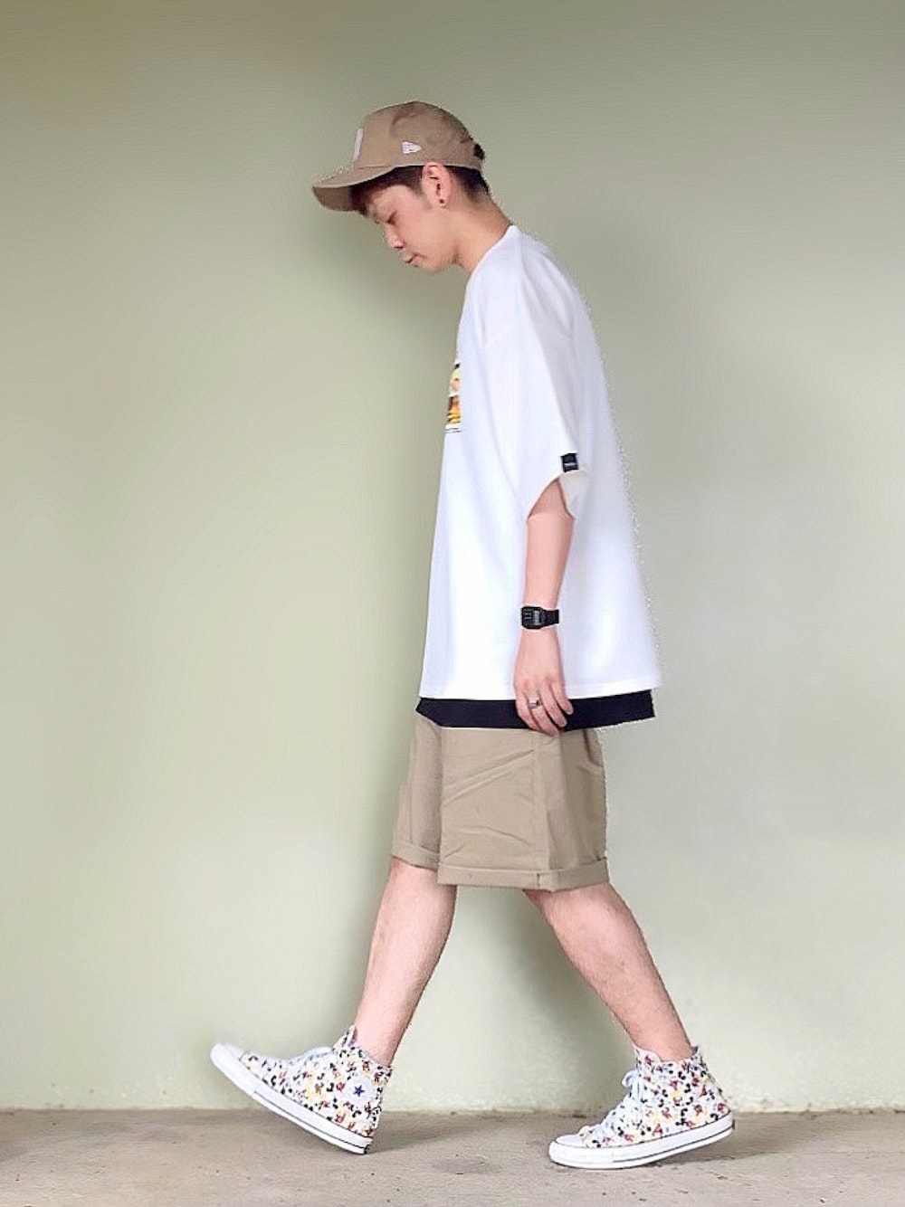 その他のスニーカー、ホワイト系のTシャツ/カットソー、グリーン系のその他パンツを着用したメンズの夏コーディネートの1枚目の写真
