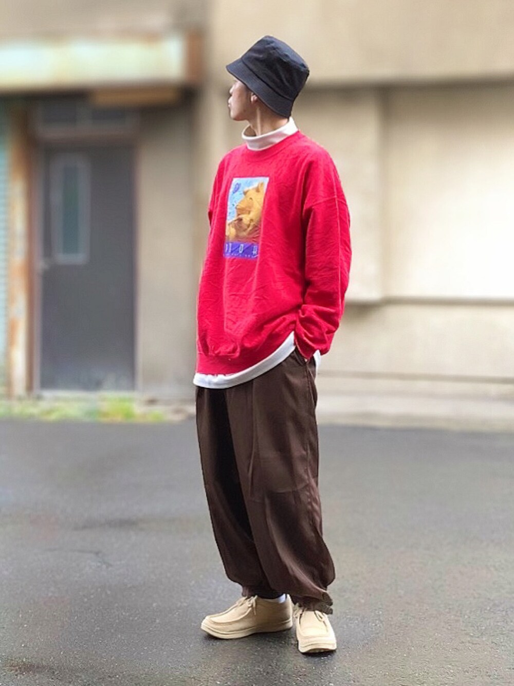 レッド系のスウェット、ホワイト系のTシャツ/カットソー、ブラウン系のその他パンツを着用したメンズの秋コーディネートの1枚目の写真