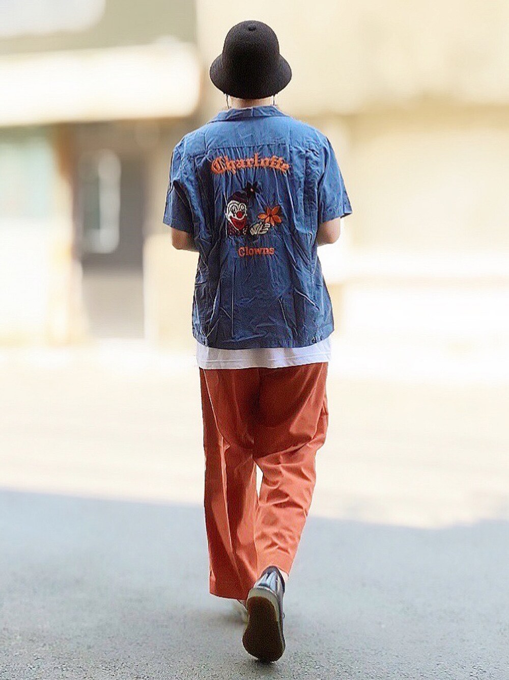 ブルー系のシャツ/ブラウス、オレンジ系のその他パンツ、ブラック系のブーツを着用したメンズの夏コーディネートの1枚目の写真