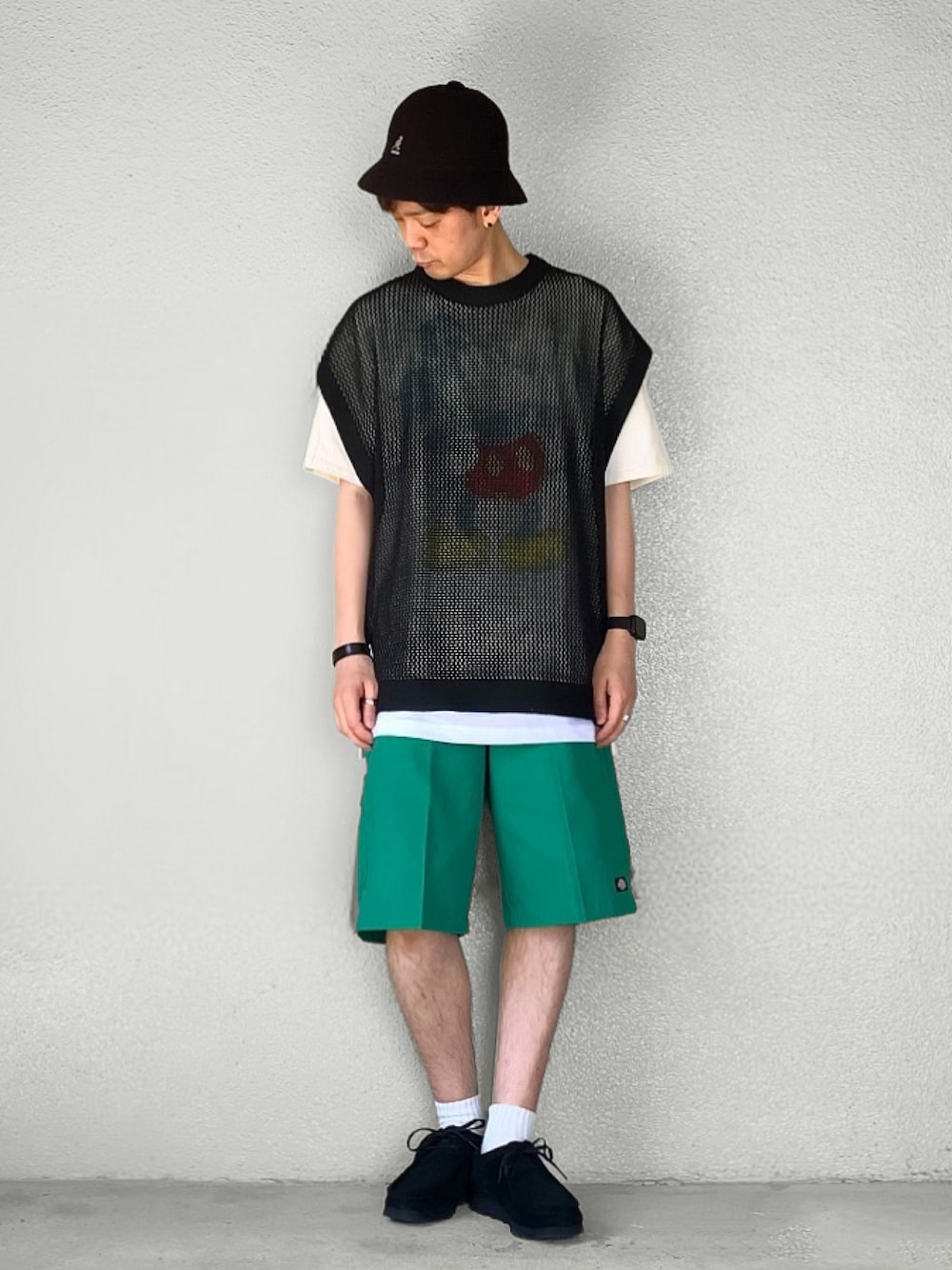 ホワイト系のTシャツ/カットソー、グリーン系のチノパンツ、ブラック系のブーツを着用したメンズの春コーディネートの1枚目の写真