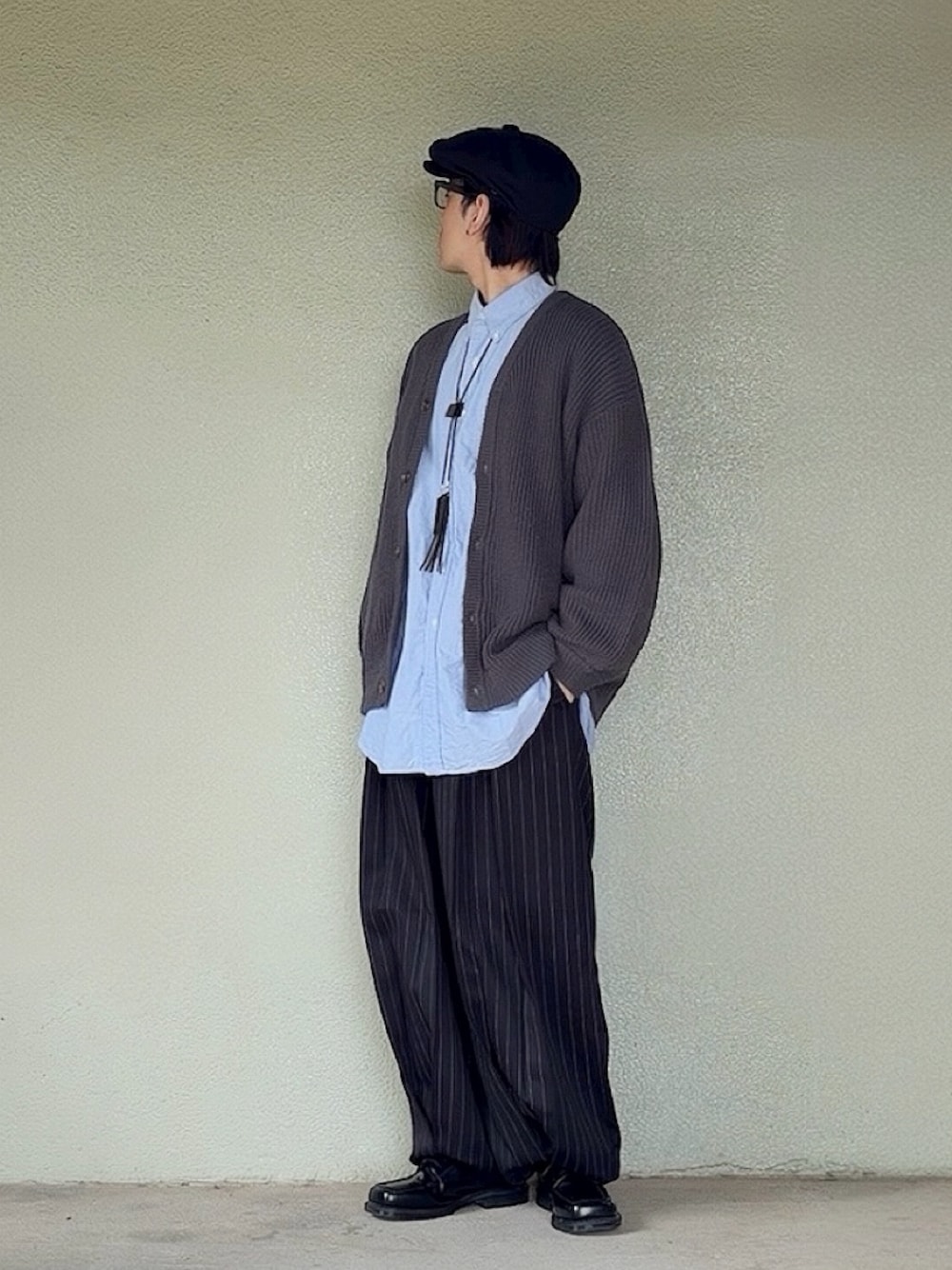 ブラック系のその他シューズを着用したメンズの秋コーディネートの1枚目の写真