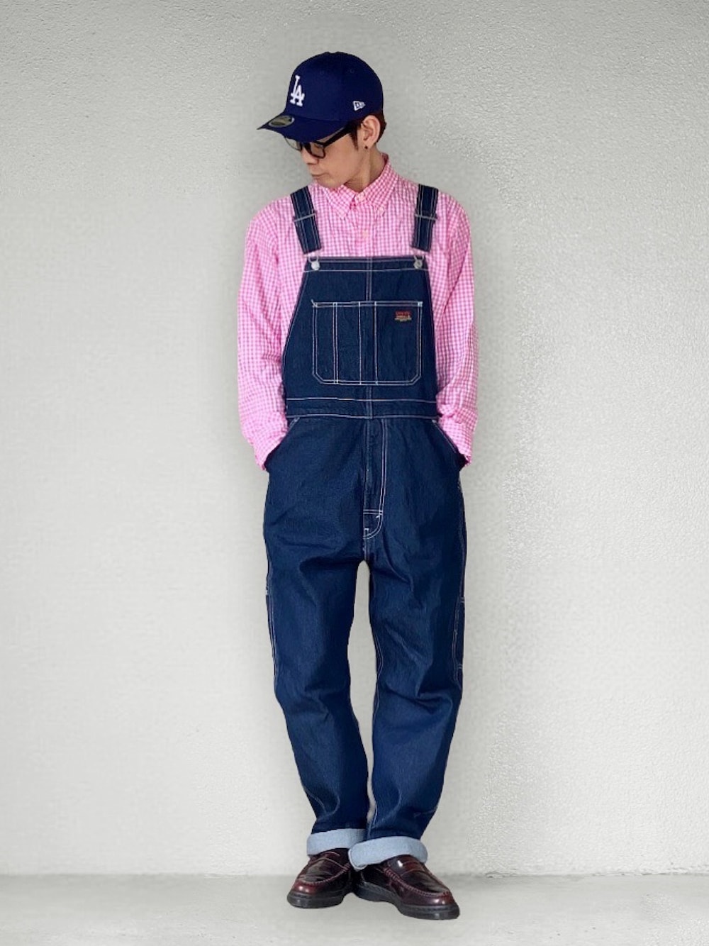 ブルー系のサロペット/オーバーオール、ピンク系のシャツ/ブラウス、レッド系のローファーを着用したメンズの春コーディネートの1枚目の写真