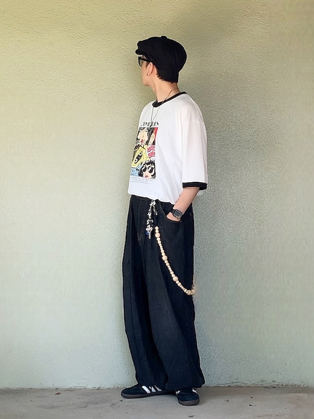 ホワイト系のTシャツ/カットソー、ブラック系のスニーカーを着用したメンズの夏コーディネートの1枚目の写真