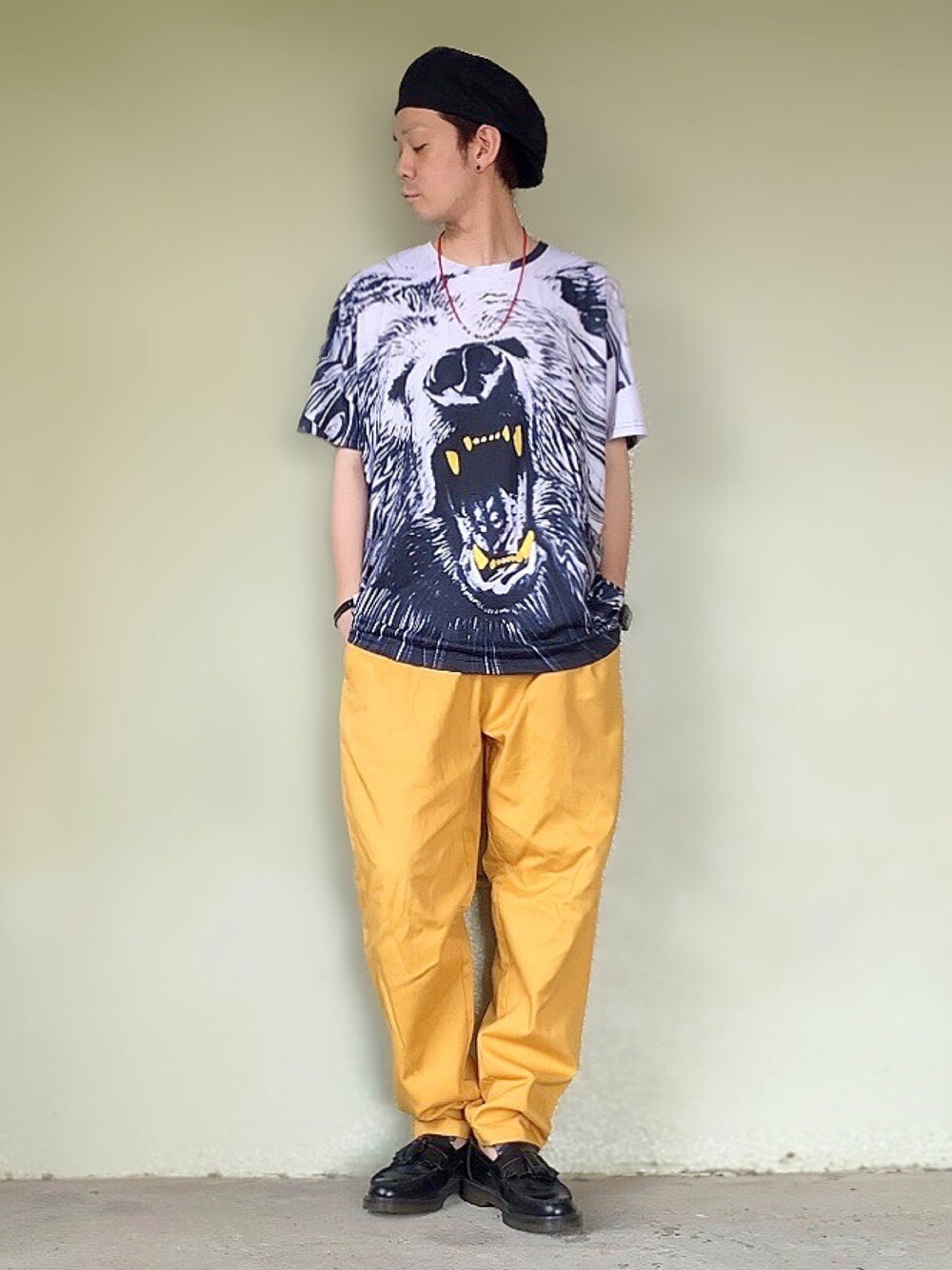 ホワイト系のTシャツ/カットソー、イエロー系のその他パンツ、ブラック系のローファーを着用したメンズの夏コーディネートの1枚目の写真