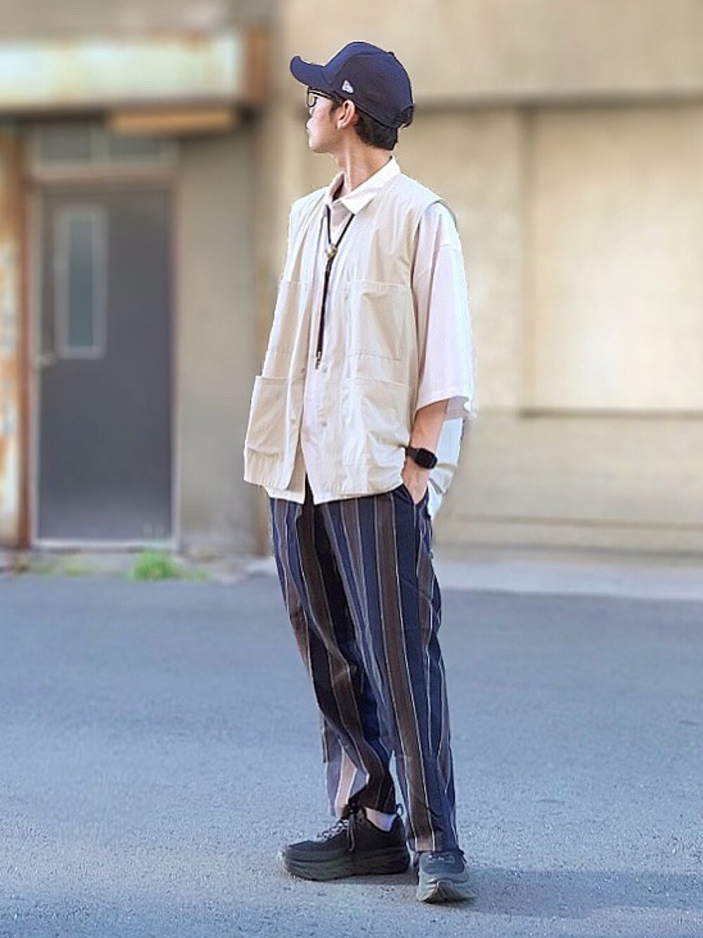 ベージュ系のベスト、ホワイト系のシャツ/ブラウス、レッド系のその他パンツを着用したメンズの秋コーディネートの1枚目の写真