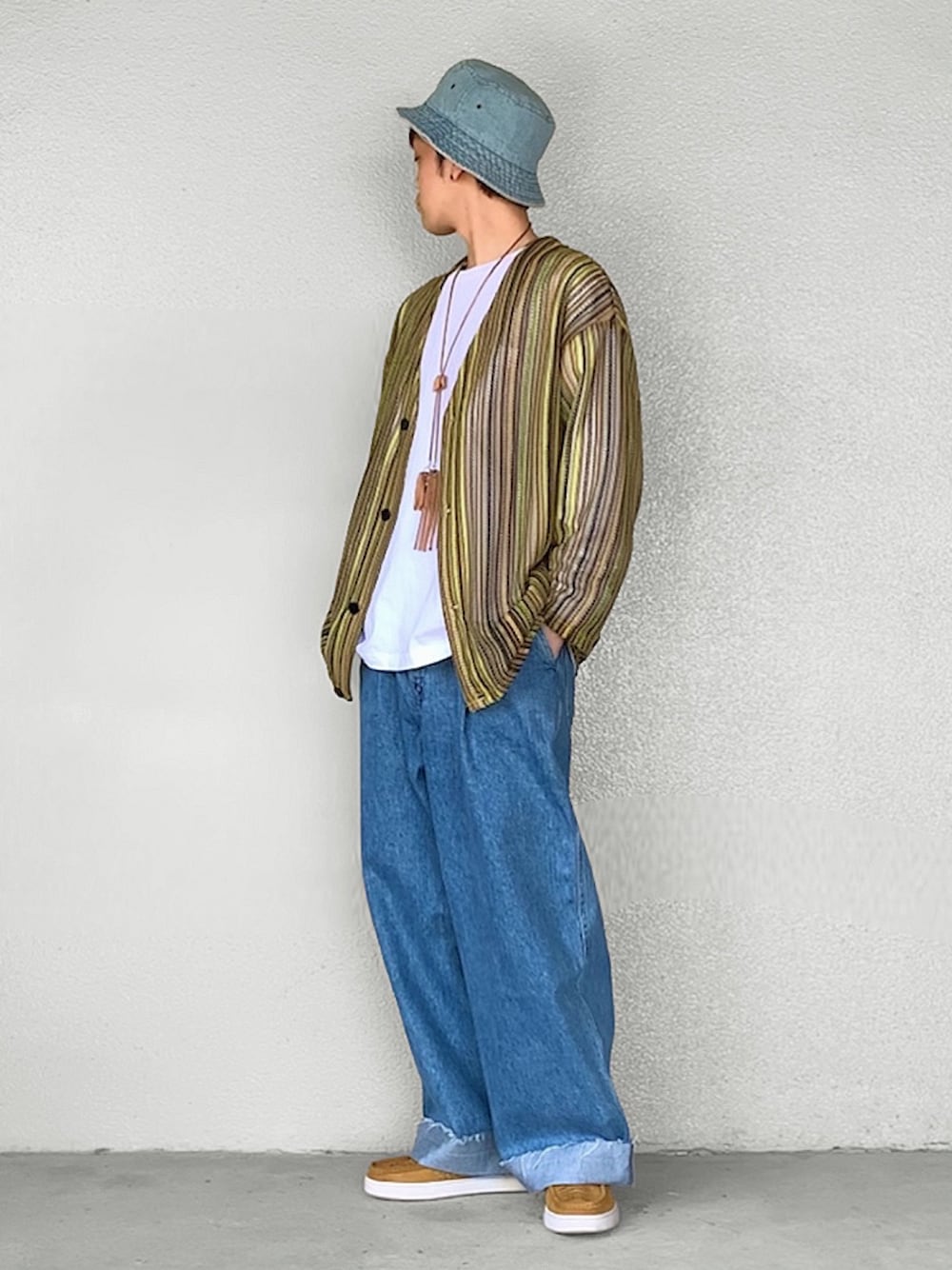 イエロー系のカーディガン/ボレロ、ホワイト系のTシャツ/カットソー、ブルー系のデニムパンツを着用したメンズの春コーディネートの1枚目の写真