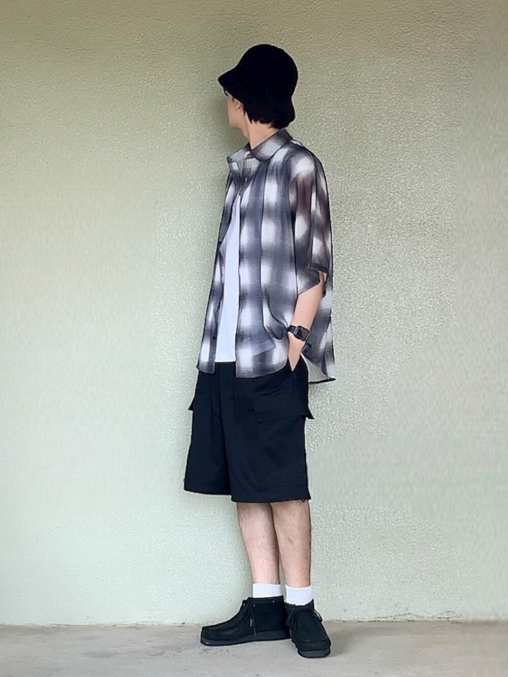 ブラック系のモカシン/デッキシューズを着用したメンズの夏コーディネートの1枚目の写真