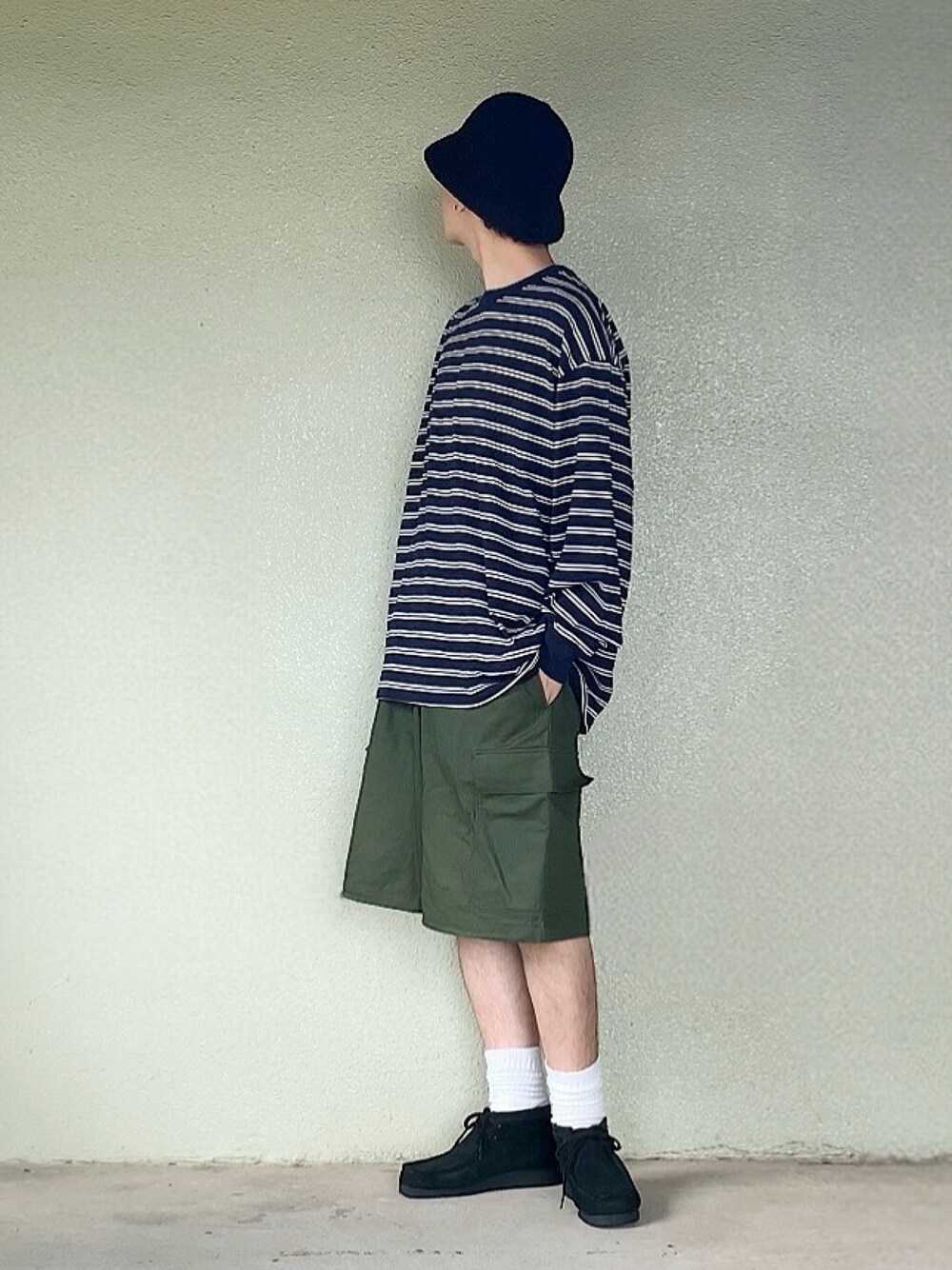 ブラック系のモカシン/デッキシューズを着用したメンズの秋コーディネートの1枚目の写真