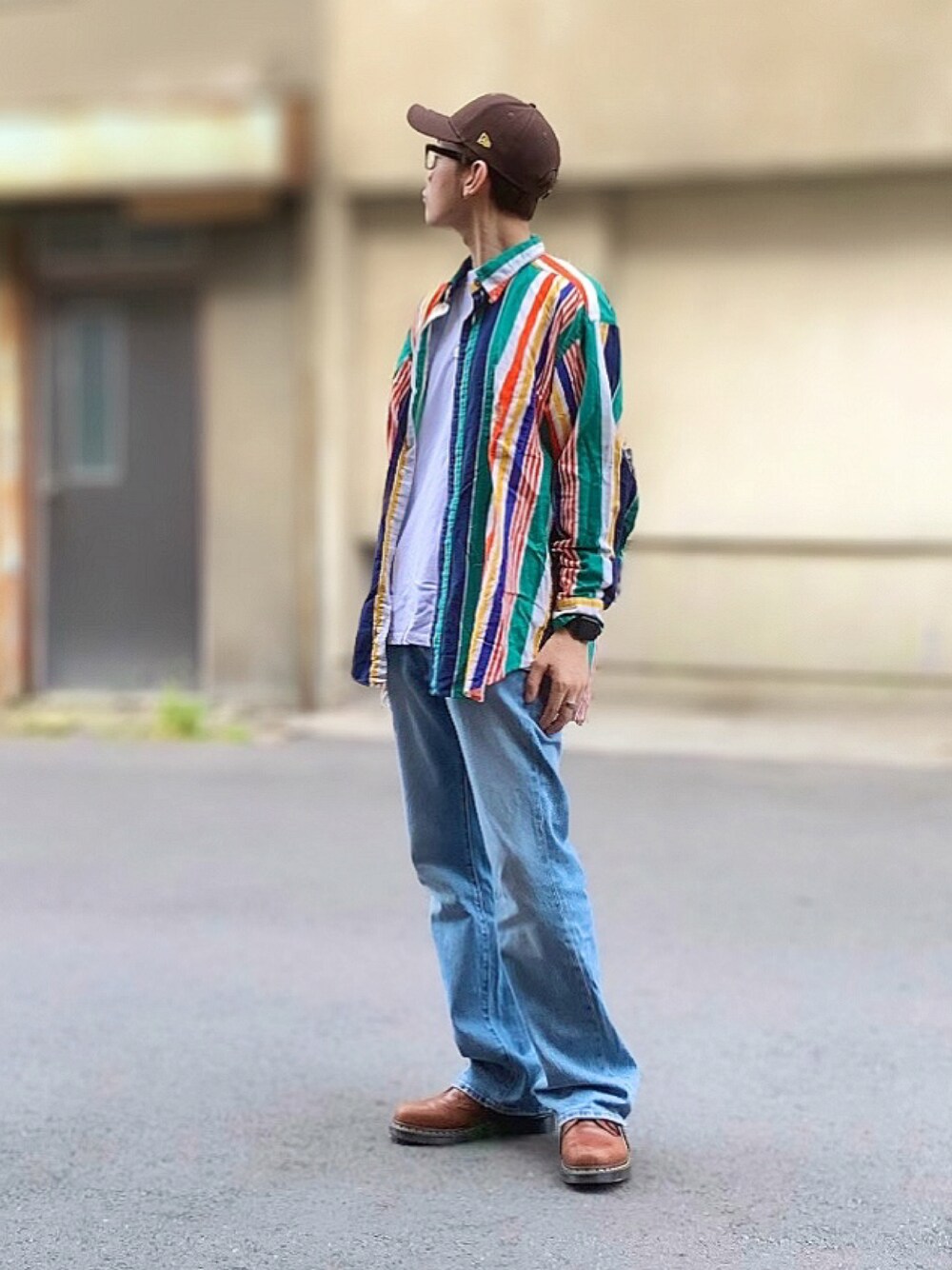その他のシャツ/ブラウス、ブルー系のデニムパンツ、ブラウン系のシューズを着用したメンズの秋コーディネートの1枚目の写真
