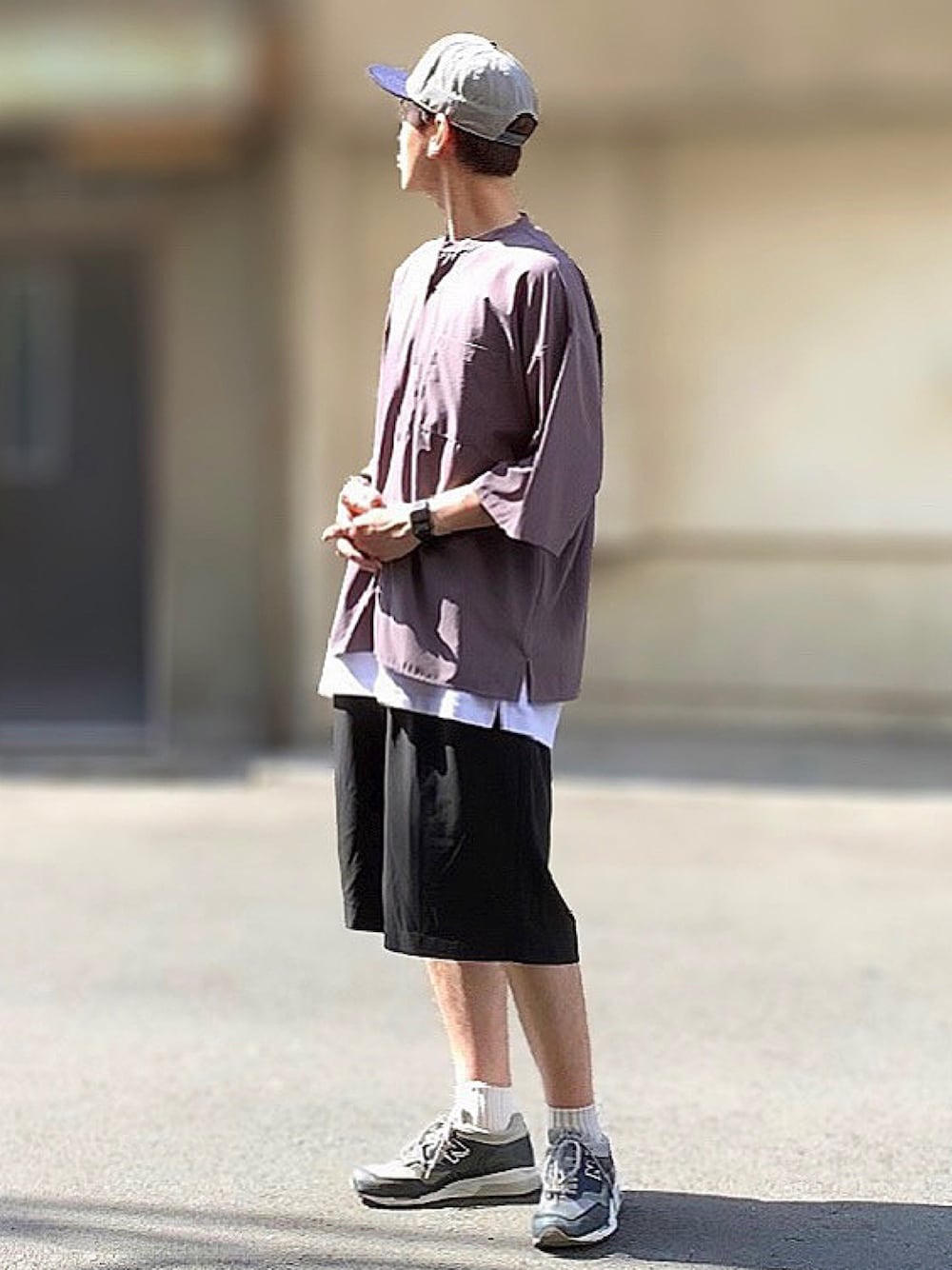 パープル系のシャツ/ブラウス、ブラック系のセットアップ、ホワイト系のタンクトップを着用したメンズの夏コーディネートの1枚目の写真