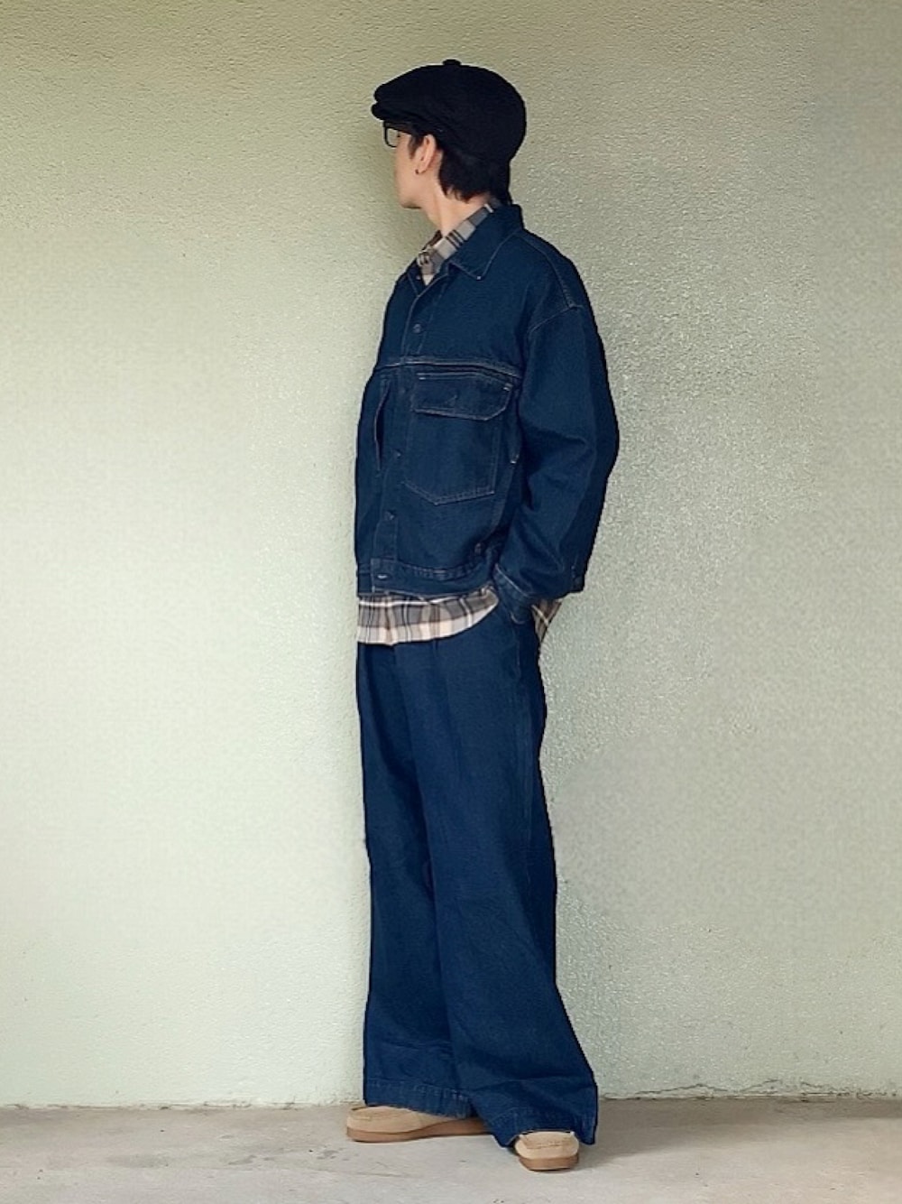 ブルー系のデニムジャケットを着用したメンズの秋コーディネートの1枚目の写真