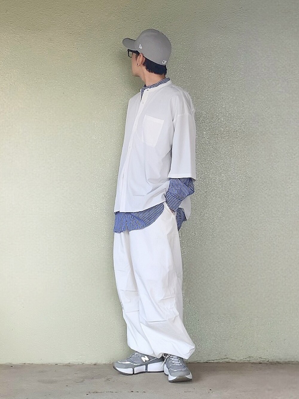 グレー系のスニーカーを着用したメンズの秋コーディネートの1枚目の写真