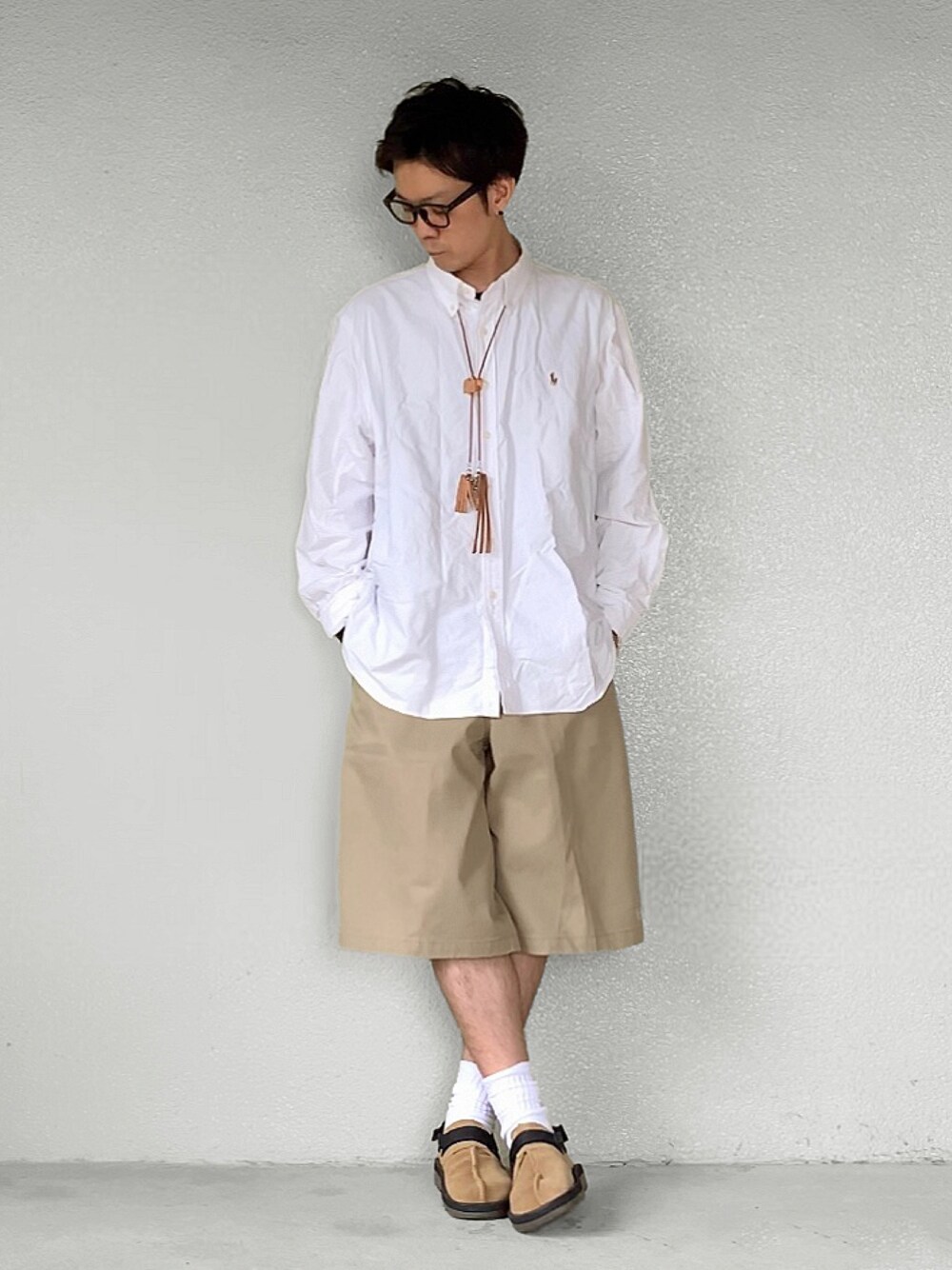 ホワイト系のシャツ/ブラウス、グリーン系のその他パンツ、ベージュ系のサンダルを着用したメンズの夏コーディネートの1枚目の写真