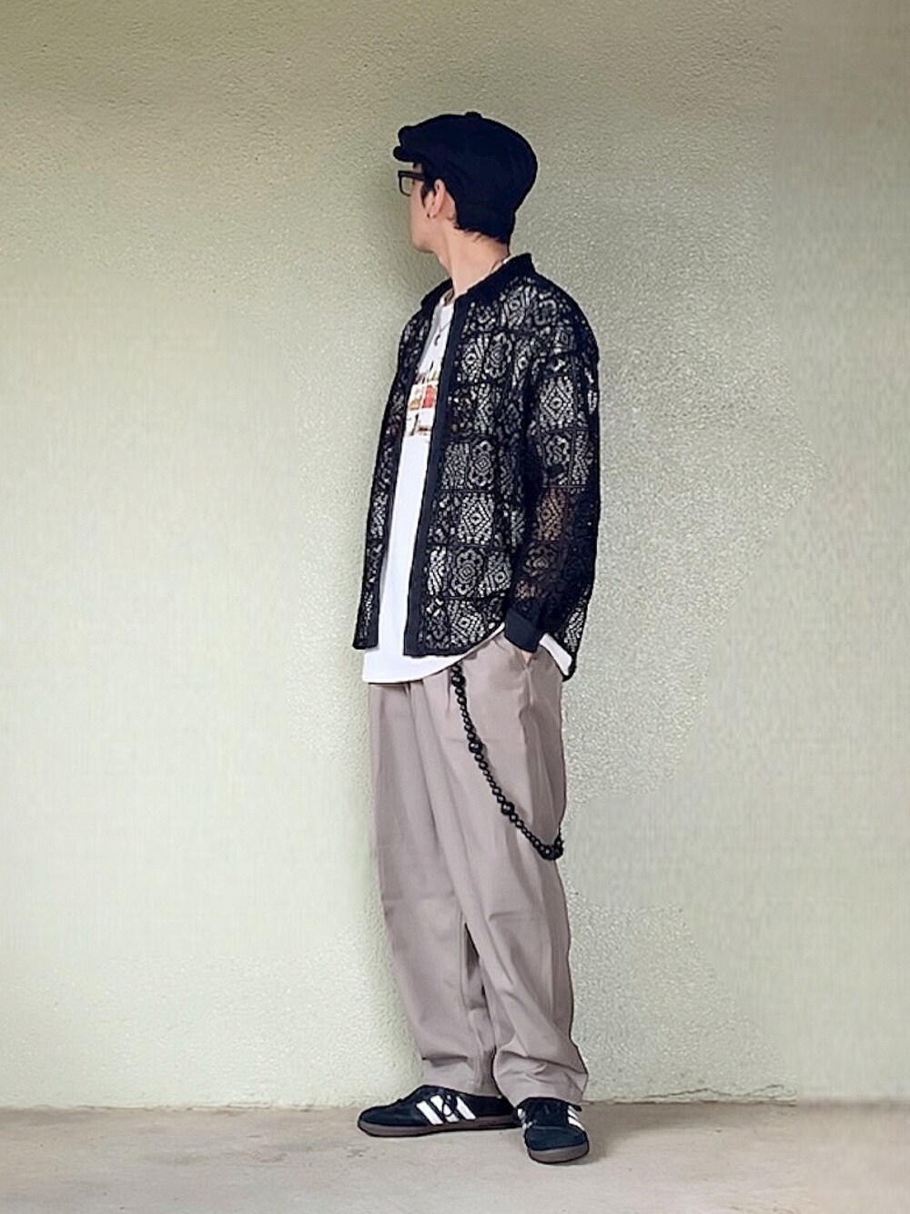 ブラック系のスニーカー、ホワイト系のTシャツ/カットソーを着用したメンズの春コーディネートの1枚目の写真
