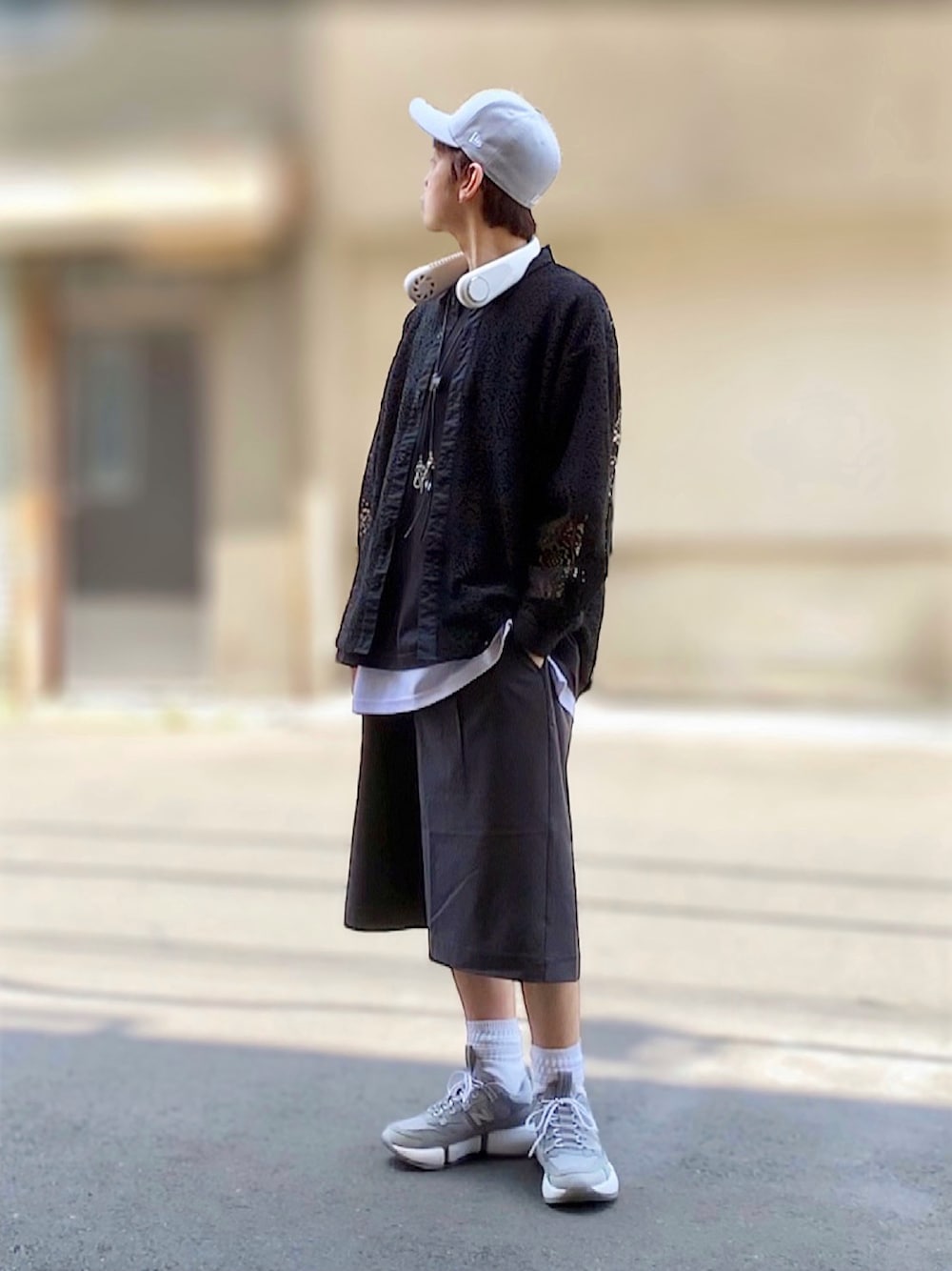 「キャップ、シャツスタイル、シャツ、メッシュ、シアーシャツ、レイヤードスタイル、ハーフパンツ、ショートパンツ、短パン、スニーカー、New Balance、ニューバランス、夏コーデ、きれいめカジュアル、モノトーン」｜「NEW ERAのニューエラキャップ MLB プレカーブド59FIFTY 帽子（キャップ、グレー系）」を使った、サマルさん（メンズ・175cm）の春コーディネートの1枚目の写真