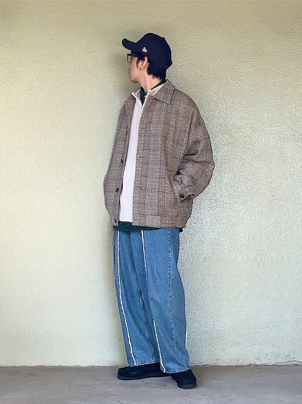 ベージュ系のブルゾン、ホワイト系のニット/セーター、グリーン系のシャツ/ブラウスを着用したメンズの冬コーディネートの1枚目の写真