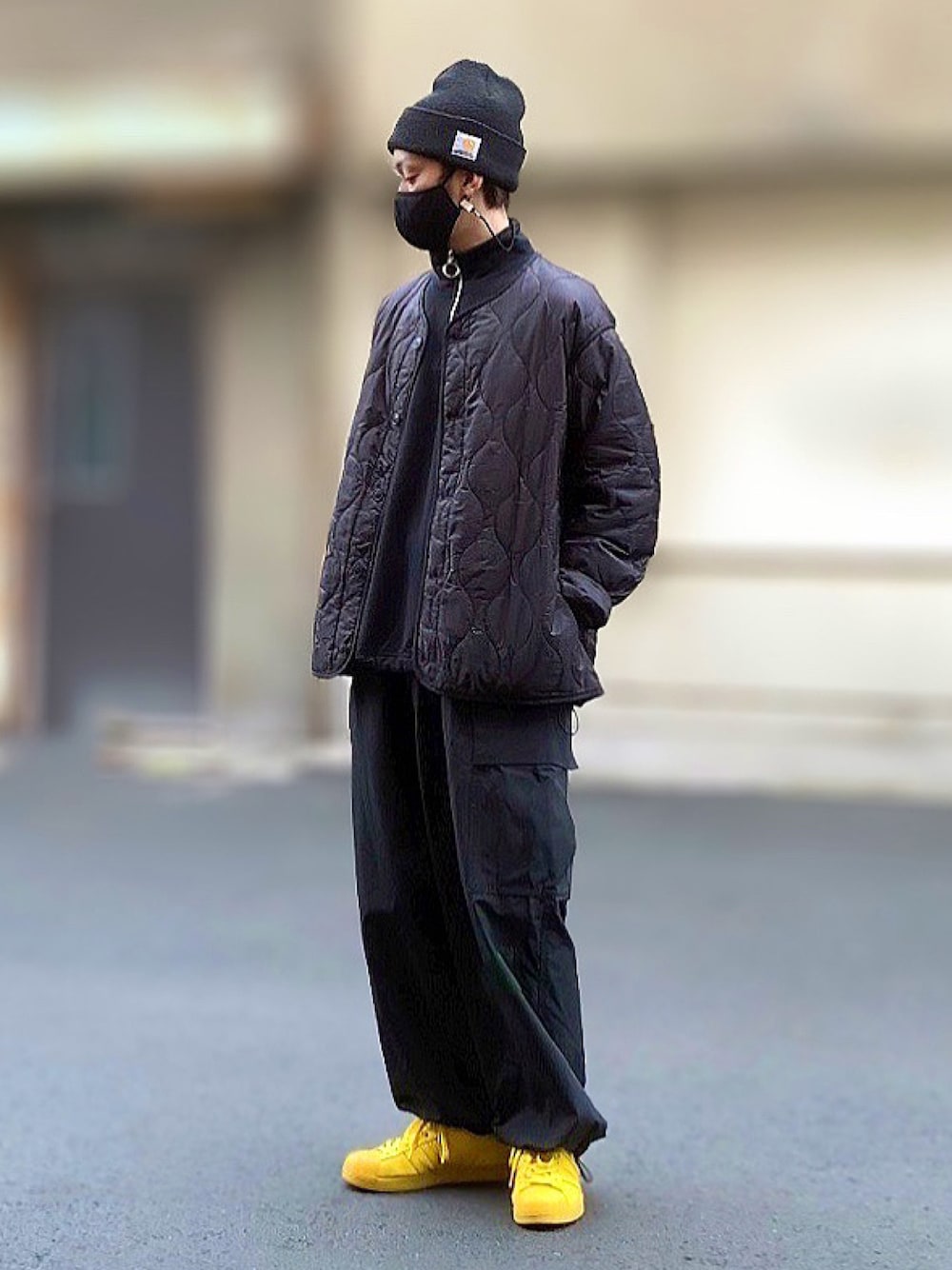 イエロー系のスニーカーを着用したメンズの冬コーディネートの1枚目の写真